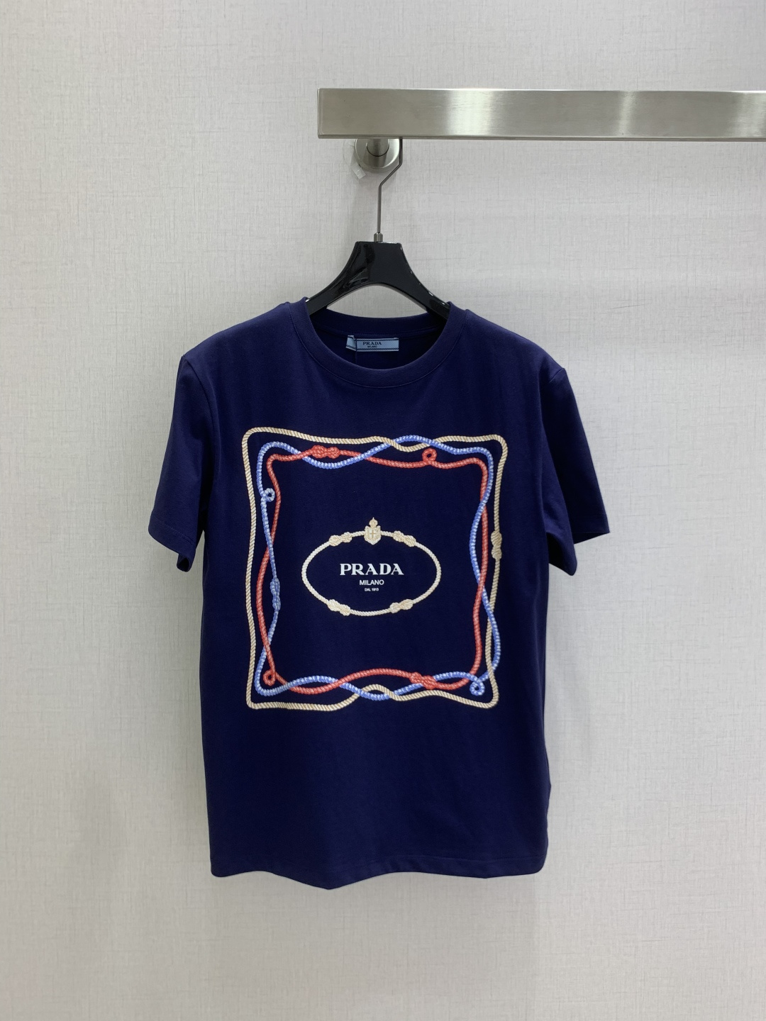 NO:909812,Highly recommended 26 spring and summer new short-sleeved T-shirt with square letter pattern. It is very dense and feels great. It is a really hard-working one!  !  Perfect details, regular fit!  The upper body is not picky at all, simple and generous, instantly enhances the temperament, popular recommendation, two colors SML code, high quality, T-shirt, tees, t-shirt,19860909强烈推荐 26春夏新款 方块字母图案短袖T恤 密度很高手感超好 真的费劲心血的一款！！细节完美 常规版型！上身完全不挑人简单大方 瞬间提升气质 爆款推荐,两个色 SML码 高品质,,T-shirt,tees，t-shirt,,Women's clothing