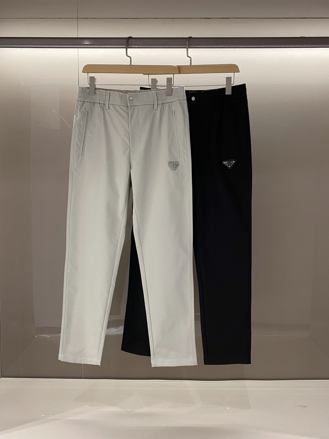 NO:428463,[New Product] 2025 Spring and Summer New Pr*da Milano Men's Metal Triangle Marking Worn Twill Cotton Cloth Men's Business and Casual Straight Pants. This trousers are made of imported customer-supplied worsted twill cotton. The fabric feels silky and refreshing, with super light texture, and extremely powerful breathable and moisture-absorbing properties. It is very cool and comfortable to wear in summer and will not feel stuffy. Such high-end fabrics are not comparable to those on the market!  The metal triangle logo patch on the front of the trouser is echoing the red rubber nameplate in the back pocket, and the recognition of classic elements full of recognition is obvious at a glance!  The casual straight-tube style design and casual and versatile style are a powerful tool for fashionable men. They can definitely add several levels to your appearance and grade. Close your eyes quickly!  Light green color Black Size M L XL XXL XXXL Size data M waist 76/82cm-hip circumference 98cm-front 28cm-thigh circumference 58cm-trouser length 101cm-trouser legs 34cm L waist 80/86cm-thigh circumference 102cm-front 29cm-thigh circumference 60cm-trouser length 102cm-trouser legs 35cm XL waist 84/90cm-thigh circumference 106cm-front 30cm-thigh circumference 62cm-trouser length 103cm-trouser legs 36cm XXL waist circumference 88/94cm-thigh circumference 110cm-front 31cm-thigh circumference 64cm-trouser length 104cm-trouser legs 37cm  3XL size waist circumference 92/98cm - hip circumference 114cm - front gear 31cm - thigh circumference 66cm - trouser length 105cm - trouser legs 38cm, alexander wang19860909【新品】2025春夏新款Pr*da Milano男士金属三角标标识精纺斜纹棉布男士商务休闲直筒裤.这款裤装采用客供进口精纺斜纹棉布制成,面料手感丝滑清爽,超级轻薄的质感,透气与吸湿性能极为强大,夏天穿着非常凉爽舒适,不会觉得闷热,如此高端的面料不是一般市面LOW可以媲美的！裤身前幅金属三角徽标贴饰,与后兜处红色橡胶铭牌相呼应,充满辨识度的经典元素辨识度一目了然！休闲直筒版型设计,随性百搭的款式,堪称可以成就时尚男士的重磅利器,绝对可以让你的颜值与档次增添好几个层面,赶紧闭眼收吧！ 颜色浅绿色 黑色 尺码M L XL XXL XXXL 尺码数据 M码腰围76/82cm-臀围98cm-前档28cm-大腿围58cm-裤长101cm-裤脚34cm L码腰围80/86cm-臀围102cm-前档29cm-大腿围60cm-裤长102cm-裤脚35cm XL码腰围84/90cm-臀围106cm-前档30cm-大腿围62cm-裤长103cm-裤脚36cm XXL码腰围88/94cm-臀围110cm-前档31cm-大腿围64cm-裤长104cm-裤脚37cm 3XL码腰围92/98cm-臀围114cm-前档31cm-大腿围66cm-裤长105cm-裤脚38cm,,alexander wang,Men's clothing