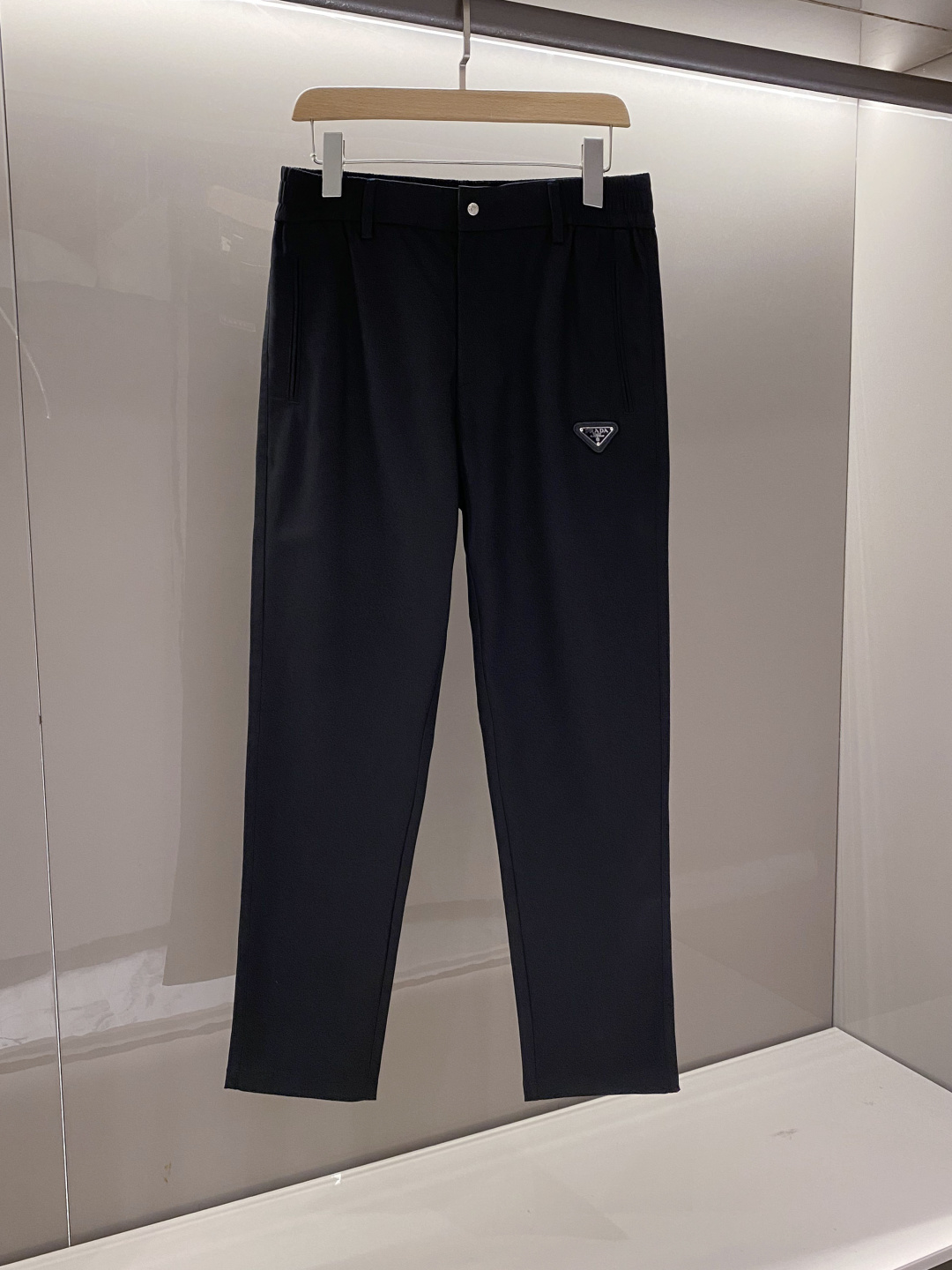 NO:474126,[New Product] 2025 Spring and Summer New Pr*da Milano Men's Metal Triangle Marking Worn Twill Cotton Cloth Men's Business and Casual Straight Pants. This trousers are made of imported customer-supplied worsted twill cotton. The fabric feels silky and refreshing, with super light texture, and extremely powerful breathable and moisture-absorbing properties. It is very cool and comfortable to wear in summer and will not feel stuffy. Such high-end fabrics are not comparable to those on the market!  The metal triangle logo patch on the front of the trouser is echoing the red rubber nameplate in the back pocket, and the recognition of classic elements full of recognition is obvious at a glance!  The casual straight-tube style design and casual and versatile style are a powerful tool for fashionable men. They can definitely add several levels to your appearance and grade. Close your eyes quickly!  Color light green black Size M L XL XXL XXXL Size data M waist 76/82cm-hip circumference 98cm-front 28cm-thigh circumference 58cm-trouser length 101cm-trouser legs 34cm L waist 80/86cm-thigh circumference 102cm-front 29cm-thigh circumference 60cm-trouser length 102cm-trouser legs 35cm XL waist 84/90cm-thigh circumference 106cm-front 30cm-thigh circumference 62cm-trouser length 103cm-trouser legs 36cm XXL waist circumference 88/94cm-thigh circumference 110cm-front 31cm-thigh circumference 64cm-trouser length 104cm-trouser legs 37cm  3XL size waist circumference 92/98cm - hip circumference 114cm - front gear 31cm - thigh circumference 66cm - trouser length 105cm - trouser legs 38cm, alexander wang19860909【新品】2025春夏新款Pr*da Milano男士金属三角标标识精纺斜纹棉布男士商务休闲直筒裤.这款裤装采用客供进口精纺斜纹棉布制成,面料手感丝滑清爽,超级轻薄的质感,透气与吸湿性能极为强大,夏天穿着非常凉爽舒适,不会觉得闷热,如此高端的面料不是一般市面LOW可以媲美的！裤身前幅金属三角徽标贴饰,与后兜处红色橡胶铭牌相呼应,充满辨识度的经典元素辨识度一目了然！休闲直筒版型设计,随性百搭的款式,堪称可以成就时尚男士的重磅利器,绝对可以让你的颜值与档次增添好几个层面,赶紧闭眼收吧！ 颜色浅绿色 黑色 尺码M L XL XXL XXXL 尺码数据 M码腰围76/82cm-臀围98cm-前档28cm-大腿围58cm-裤长101cm-裤脚34cm L码腰围80/86cm-臀围102cm-前档29cm-大腿围60cm-裤长102cm-裤脚35cm XL码腰围84/90cm-臀围106cm-前档30cm-大腿围62cm-裤长103cm-裤脚36cm XXL码腰围88/94cm-臀围110cm-前档31cm-大腿围64cm-裤长104cm-裤脚37cm 3XL码腰围92/98cm-臀围114cm-前档31cm-大腿围66cm-裤长105cm-裤脚38cm,,alexander wang,Men's clothing