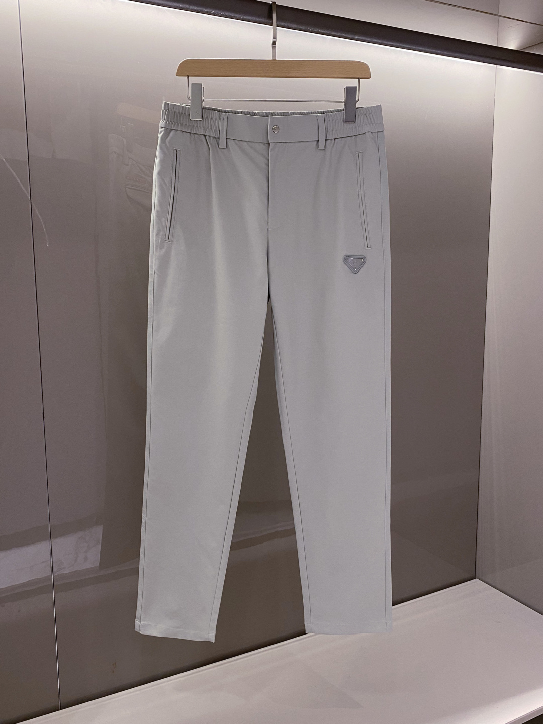 NO:474131,Size M.L. 3XL [New Product] 2025 Spring and Summer New Pr*da Milano Men's Metal Triangle Marking Worn Twill Cotton Men's Business and Casual Straight Pants. This trousers are made of imported worsted twill cotton. The fabric feels silky and refreshing, with super light texture, and extremely powerful breathable and moisture-absorbing properties. It is very cool and comfortable to wear in summer and will not feel stuffy. Such high-end fabrics are not comparable to those on the market!  The metal triangle logo patch on the front of the trouser is echoing the red rubber nameplate in the back pocket, and the recognition of classic elements full of recognition is obvious at a glance!  The casual straight-tube style design and casual and versatile style are a powerful tool for fashionable men. They can definitely add several levels to your appearance and grade. Close your eyes quickly!  Color light green black Size M L XL XXL XXXL Size data M waist 76/82cm-hip circumference 98cm-front 28cm-thigh circumference 58cm-trouser length 101cm-trouser legs 34cm L waist 80/86cm-thigh circumference 102cm-front 29cm-thigh circumference 60cm-trouser length 102cm-trouser legs 35cm XL waist 84/90cm-thigh circumference 106cm-front 30cm-thigh circumference 62cm-trouser length 103cm-trouser legs 36cm XXL waist circumference 88/94cm-thigh circumference 110cm-front 31cm-thigh circumference 64cm-trouser length 104cm-trouser legs 37cm  3XL size waist circumference 92/98cm - hip circumference 114cm - front gear 31cm - thigh circumference 66cm - trouser length 105cm - trouser legs 38cm, alexander wang19860909码数M.L. 3XL【新品】2025春夏新款Pr*da Milano男士金属三角标标识精纺斜纹棉布男士商务休闲直筒裤.这款裤装采用客供进口精纺斜纹棉布制成,面料手感丝滑清爽,超级轻薄的质感,透气与吸湿性能极为强大,夏天穿着非常凉爽舒适,不会觉得闷热,如此高端的面料不是一般市面LOW可以媲美的！裤身前幅金属三角徽标贴饰,与后兜处红色橡胶铭牌相呼应,充满辨识度的经典元素辨识度一目了然！休闲直筒版型设计,随性百搭的款式,堪称可以成就时尚男士的重磅利器,绝对可以让你的颜值与档次增添好几个层面,赶紧闭眼收吧！ 颜色浅绿色 黑色 尺码M L XL XXL XXXL 尺码数据 M码腰围76/82cm-臀围98cm-前档28cm-大腿围58cm-裤长101cm-裤脚34cm L码腰围80/86cm-臀围102cm-前档29cm-大腿围60cm-裤长102cm-裤脚35cm XL码腰围84/90cm-臀围106cm-前档30cm-大腿围62cm-裤长103cm-裤脚36cm XXL码腰围88/94cm-臀围110cm-前档31cm-大腿围64cm-裤长104cm-裤脚37cm 3XL码腰围92/98cm-臀围114cm-前档31cm-大腿围66cm-裤长105cm-裤脚38cm,,alexander wang,Men's clothing