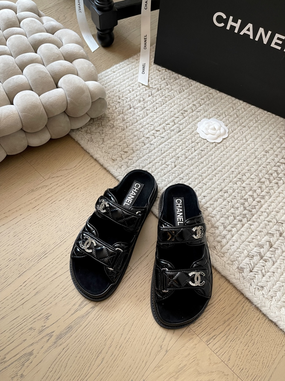 NO:235432,Chanel 25c early spring new Velcro sandal layout!  Top version!  The series is available, imported upper, sheepskin inside the foot pad, original hardware buckle, rubber foam bottom!  Genuine leather sole 30 size 34-41 Customized non-return or replacement, slippers, chanel, sandals, slippers, sheepskin19860909Chanel 25c早春新款魔术贴凉鞋版面！ 顶级版本！系列都有货 鞋面进口面料 垫脚内里羊皮 原版五金扣 橡胶发泡底！ 真皮底30 码数34-41 定制不退不换,拖鞋,chanel,sandals,slippers,sheepskin,Women's Shoes