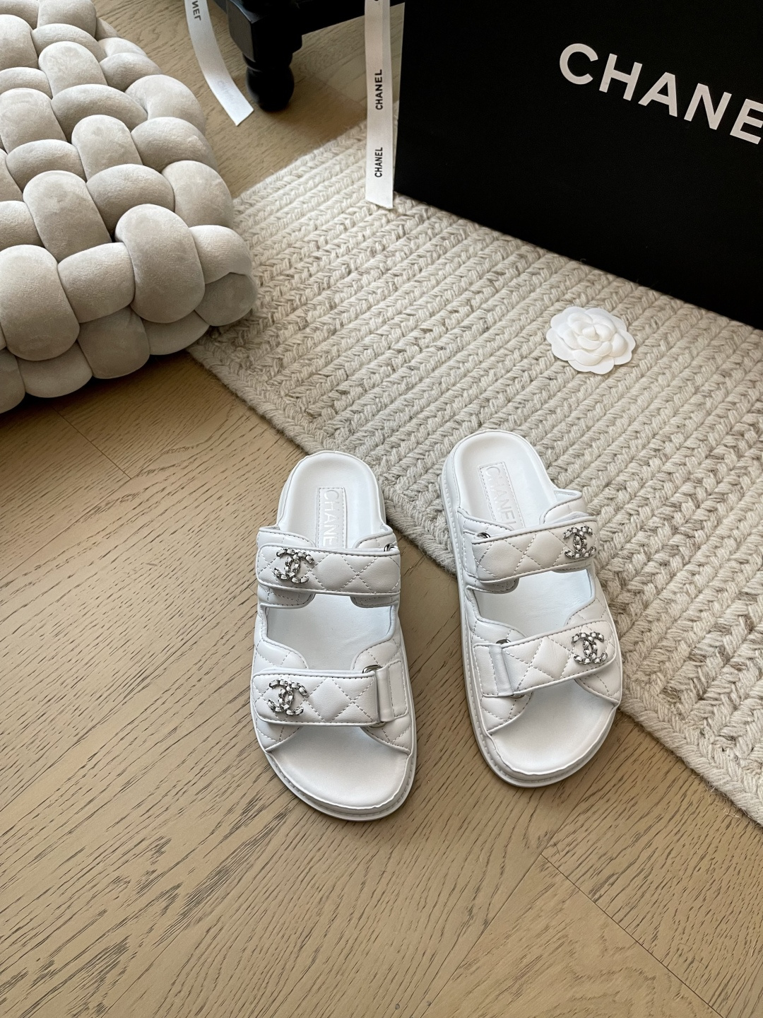 NO:235430,Chanel Velcro Sandals Series!  Classics among classics don’t need to introduce too much. It’s very popular every summer~ Just close your eyes and get the right version. The right version!  The inner lining code counter is consistent, upper cowhide, inner lining sheepskin, rubber sole/general leather sole 30 Size: 34 -41 Customized, no return or replacement, slippers, chanel, sandals, slippers, cowhide, sheepskin19860909Chanel 魔术贴凉鞋系列！ 经典中的经典 这款不用过多介绍了 每年夏天都非常火~ 闭眼入就对了 对版对标版本！ 内里编码专柜一致 鞋面牛皮 内里羊皮 橡胶底/真皮底30 码数:34 -41 定制不退不换,拖鞋,chanel,sandals,slippers,cowhide,sheepskin,Women's Shoes