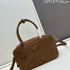全皮系🎉PRADA 专柜 新款🎉【原单品质+对版专柜五金】 头层皱漆牛皮-绒面麂皮锁头包🎉这款手提包造型 全皮系🎉PRADA 专柜 新款🎉【原单品质+对版专柜五金】 头层皱漆牛皮-绒面麂皮锁头包🎉这款手提包造型