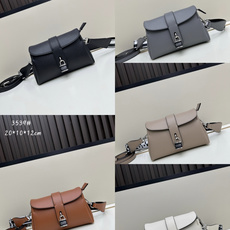 独家首发-高品质。 劲爆翻盖新款✨普拉达/PRADA-翻盖销量冠军款,👉💗,配置两条肩带💫,2025时尚 独家首发-高品质。 劲爆翻盖新款✨普拉达/PRADA-翻盖销量冠军款,👉💗,配置两条肩带💫,2025时尚