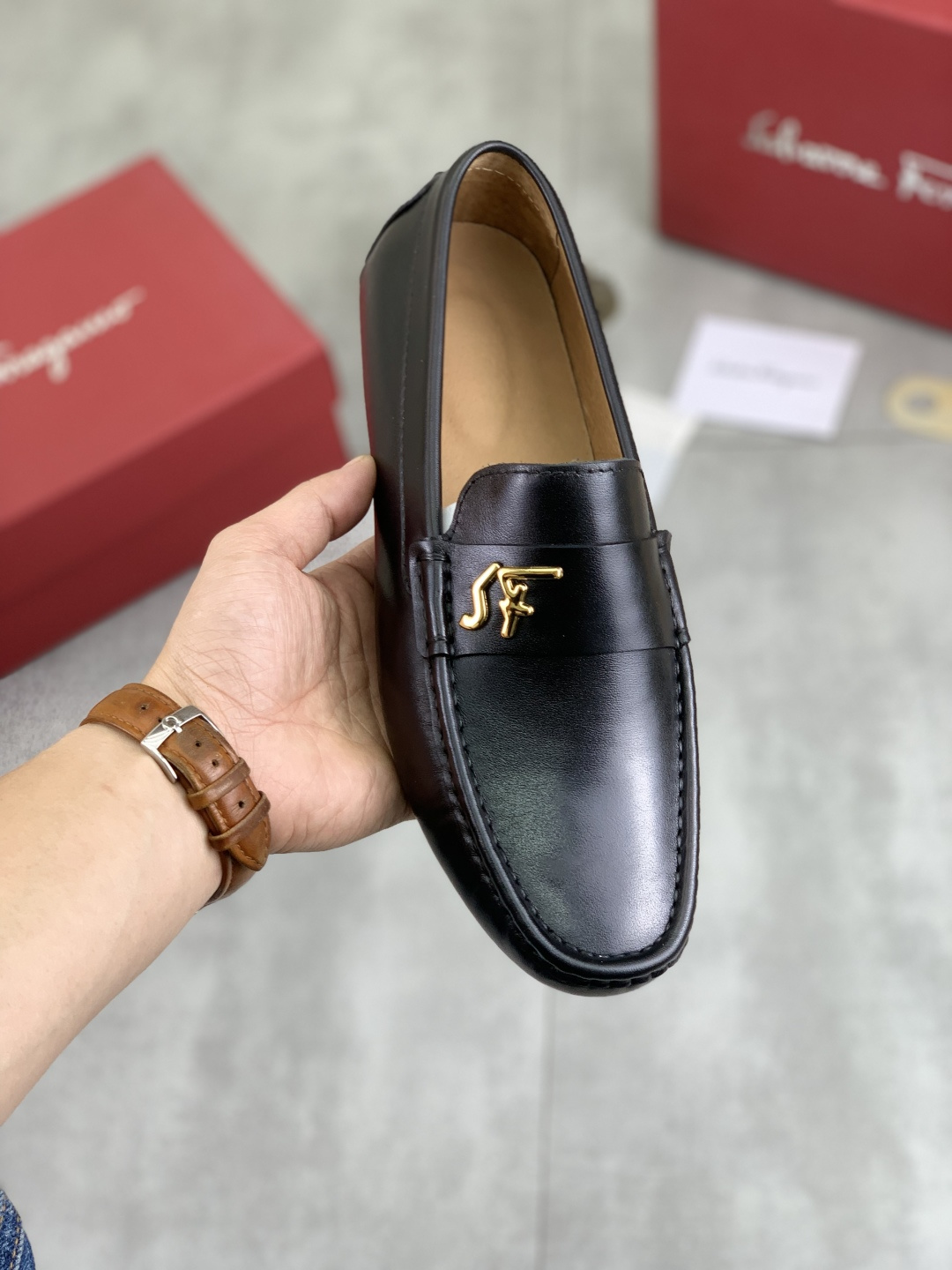 NO:270291,【Real Price】Water-Dyeing Pig【Salvatore Ferragamo】Ferragamo Men's latest casual bean shoes!  The counter will be launched simultaneously!  The fabric is made of special imported original calf leather, and the inner part is made of imported water-dyed pig skin, which is absolutely luxurious and leads the fashion trend. Code 38-45 3 colors available, louis vuitton, ferragamo, ferragamo, cowhide19860909【实价】水染猪里【Salvatore Ferragamo】菲拉格慕 男士最新款休闲豆豆鞋！专柜同步上市！面料采用专用进口原版小牛皮,内里采用进口水染猪皮,绝对的奢华打造,引领时尚潮流.配码38-45 3色可选,,louis vuitton,ferragamo,ferragamo,cowhide,Men's shoes