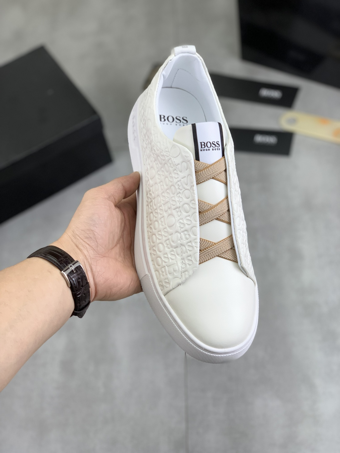 NO:270531,[Real Price] [BOSS] 2025 original men's shoes. Classic casual shoes. This model is the official classic style, 1:1 quality, made by famous original masters. It uses imported calfskin comfortable and breathable sheepskin inner sheepskin insoles. It has a perfect last and a generous and fashionable design. It has attracted the pursuit of many consumers. It is suitable for drivers to drive. What you want is the best quality in the market. The color is 4 colors available. Number of 38--44, cowhide, sheepskin19860909【实价】【BOSS】2025原版男鞋 经典款休闲鞋本款是官方主打经典款,1:1质量,原厂名师制作,采用进口小牛皮舒适透气羊皮內里羊皮鞋垫,完美楦型,大方时尚的设计,吸引了众多消费者的追捧,适合司机驾车行驶,要的就是市场最品质,颜色4色可选 码数38--44,,cowhide,sheepskin,Men's shoes