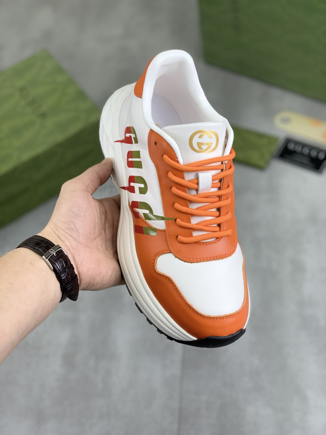 NO:270605,[Real Price] Dad Shoes [GUCCI] Gucci New men's shoes are on the market first, the material workmanship is better than all versions in the market. The highest quality imported original top calf leather upper is equipped with a trendy printing pattern. The inner material uses a full-head pig leather inner lining, private mold soft TPU rubber comfortable sole, and high comfort on the feet. Real-life shooting, imported special materials highlight the brand's unique charm. 2 colors are available. Size number; 38-44,,gucci,gucci,cowhide19860909【实价】 老爹鞋【GUCCI】古驰 新款男鞋抢先上市,材料做工完胜市场所有版本 最高品质进口原版顶级小牛皮鞋面配潮流打印图案,内里材料采用全头层猪皮内里,私模软质TPU橡胶舒适大底,上脚舒适度高.实物拍摄,进口专用材料凸显品牌独特魅力 2色可选 码数；38-44,,gucci,gucci,cowhide,Men's shoes