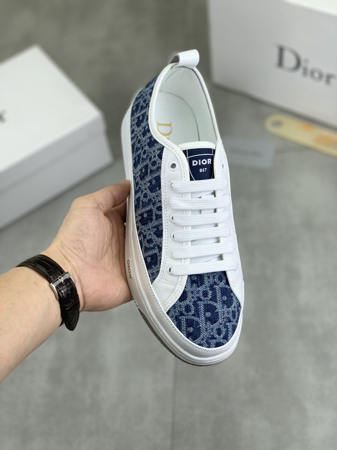 NO:270596,[Real Price] [Dior] 2025 Dior original lace-up low-top men's shoes. Classic casual shoes. This model is the official classic model, 1:1 quality, made by famous original masters. It uses high-quality cowhide with original materials, comfortable and breathable mesh inner pig leather insole, perfect last, generous and fashionable design, attracting the pursuit of many consumers. It is suitable for drivers to drive. What you want is the best quality in the market, with 2 colors. Number of 38--44 (45 46 customized), dior, dior, cowhide19860909【实价】【Dior】2025迪奥原版系带低帮男鞋 经典款休闲鞋本款是官方主打经典款,1:1质量,原厂名师制作,采用优质牛皮配原版材料舒适透气网布內里猪皮鞋垫,完美楦型,大方时尚的设计,吸引了众多消费者的追捧,适合司机驾车行驶,要的就是市场最品质,颜色2色 码数38--44（45 46定做）,,dior,dior,cowhide,Men's shoes