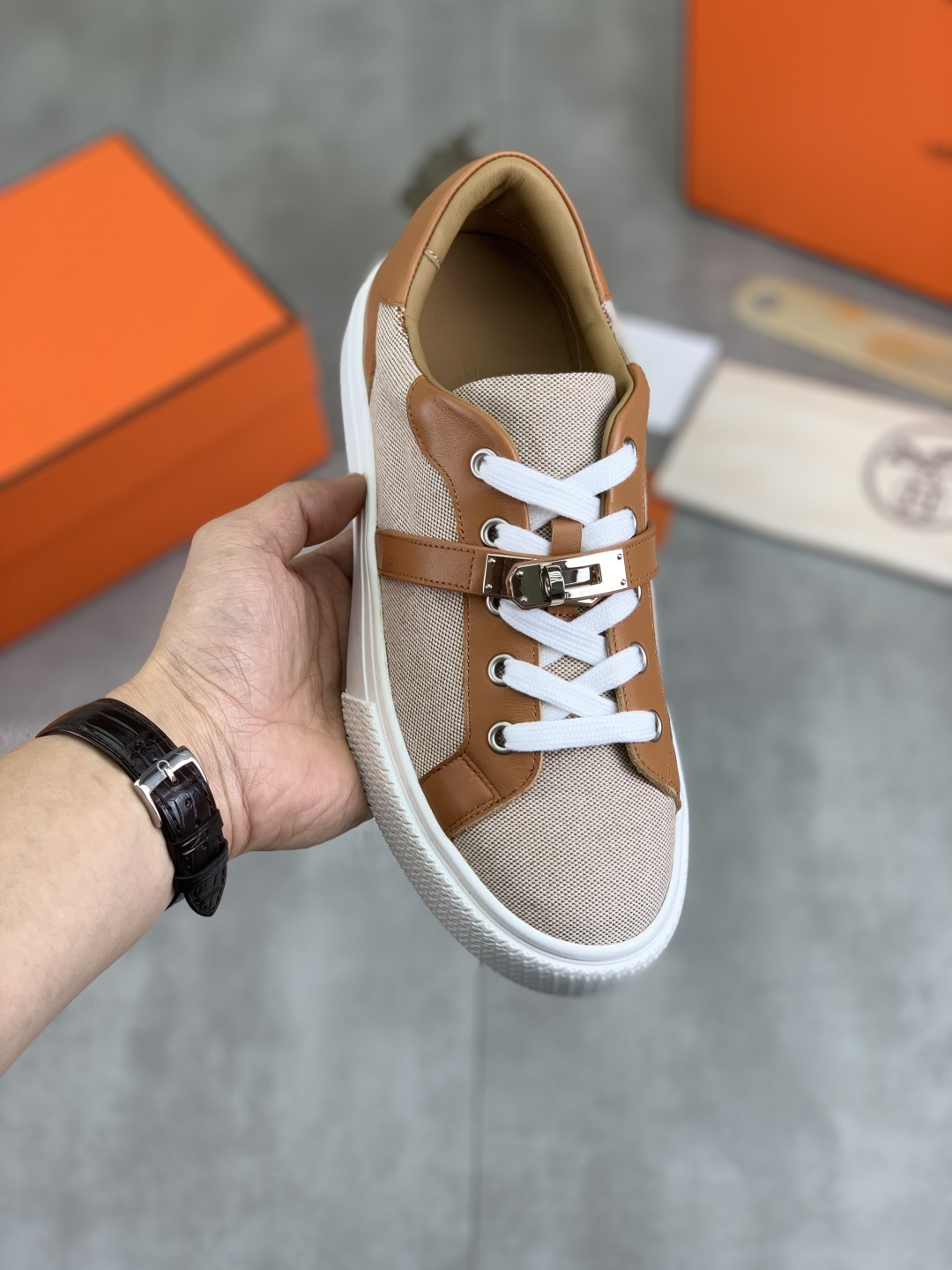 NO:270699,Real price Hermes top version Hermes classic couple style #buckle casual white shoes skateboard shoes, no shoes that are full of unknowns, rarely produce flat casual shoes, and they are styles that are matched with classic palladium-plated Kelly shoe buckles!  People fall in love with it at first sight. Super versatile~ Skirts and pants can be worn at will, and it looks noble and elegant. Fabric specific cowhide/canvas material. Inner sheepskin. Original open mold tpu large bottom. Size 35-45., hermes, hermes, skirts, cowhide, sheepskin.19860909实价 Hermes顶级版本 爱马仕经典情侣款#扣休闲小白鞋滑板鞋 完全不会撞鞋 充满未知的爱马仕 很少出平底休闲鞋而且是搭配经典镀钯Kelly鞋扣的款式！让人一眼就爱上 超百搭～裙子裤子都可以随意配闭眼入 超显高贵大气 面料特定牛皮/帆布材质 内里羊皮里 大底原版开模tpu大底 码数35-45,,hermes,hermes,skirts,cowhide,sheepskin,Men's shoes