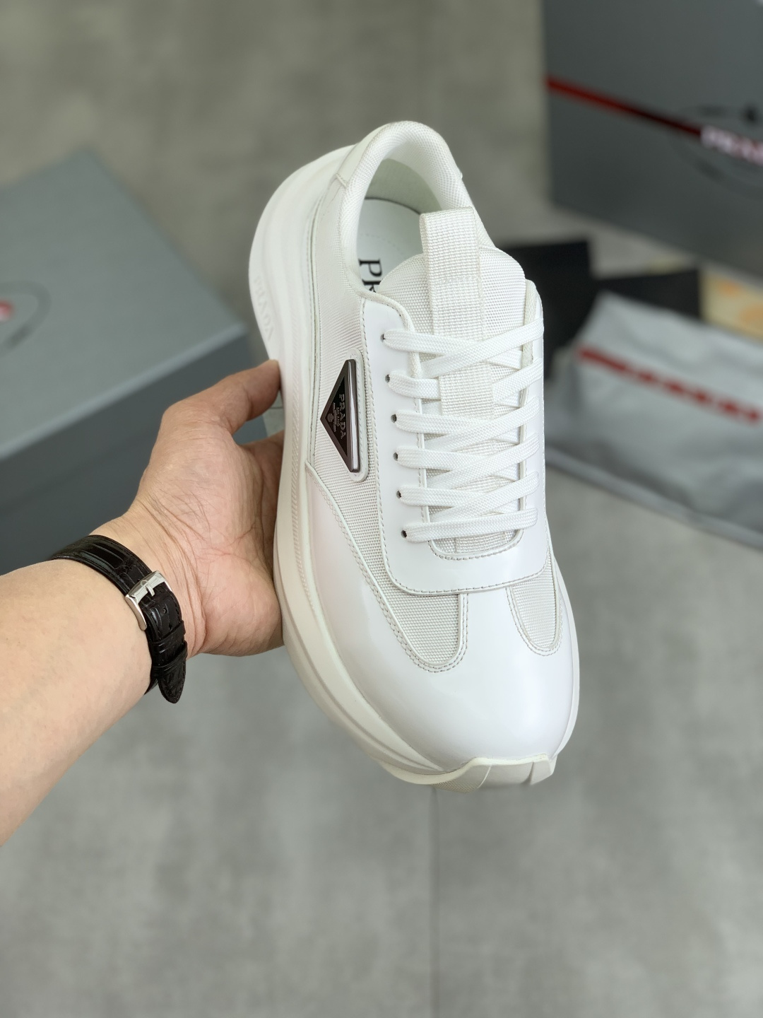 NO:271373,[Real price] Top version The official website is launched with hot products, trendy brands (Prada Prada) are mainly popular, avant-garde and versatile fashion men's shoes are open with a private version, cowhide surface splicing 11 replicas... Fashionable and crisp, original imported cowhide inner cowhide footbed; atmospheric personality is more trendy and eye-catching and pursue grade, it will subvert the old concept, and it must be a fashion trendy and fashionable trendy with you! Must keep it yourself! High-end comfort, large and low, high-end quality workmanship. The official website new high-end sole size 38-45 3 colors available.,,prada,prada,cowhide19860909【实价】顶级版本 官网爆款上市, 潮牌（普拉达Prada）主推爆款,前卫百搭时尚男鞋私版开模,牛皮面拼接11复刻..时尚干脆、原版进口牛皮内里牛皮垫脚；大气个性更潮更抢眼更追求档次,它将颠覆旧念,与您共度时尚潮人必备! 必自留 ! 高大上的舒适大低,高端品质做工.官网新款高端大底 码数38-45 3色可选.,,prada,prada,cowhide,Men's shoes