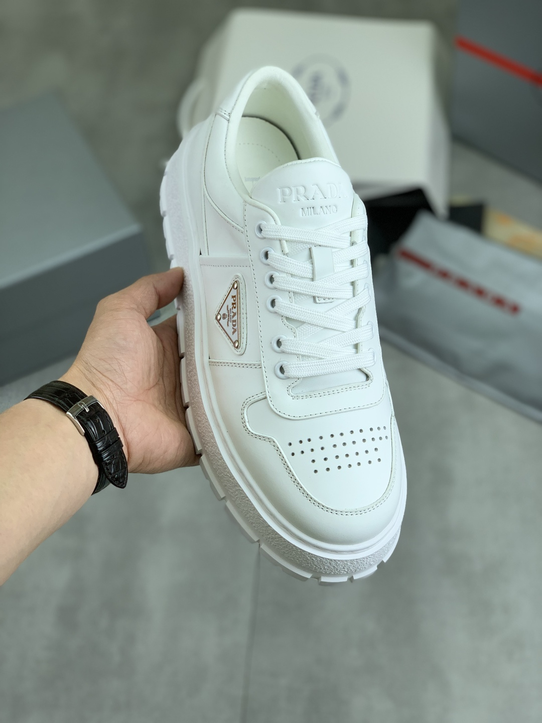 NO:271581,[Real price] Top version The official website is launched with hot products, trendy brands (Prada Prada) are mainly popular, avant-garde and versatile fashion men's shoes are open with a private version, cowhide surface splicing 11 replicas... Fashionable and crisp, original imported cowhide inner cowhide footbed; atmospheric personality is more trendy and eye-catching and pursue grade, it will subvert the old concept, and it must be a fashion trendy and fashionable trendy with you! Must keep it yourself! High-end comfort, large and low, high-end quality workmanship. The official website new high-end foamed sole size 38-45 4 colors available.,,prada,prada,cowhide19860909【实价】顶级版本 官网爆款上市, 潮牌（普拉达Prada）主推爆款,前卫百搭时尚男鞋私版开模,牛皮面拼接11复刻..时尚干脆、原版进口牛皮内里牛皮垫脚；大气个性更潮更抢眼更追求档次,它将颠覆旧念,与您共度时尚潮人必备! 必自留 ! 高大上的舒适大低,高端品质做工.官网新款高端发泡大底 码数38-45 4色可选.,,prada,prada,cowhide,Men's shoes