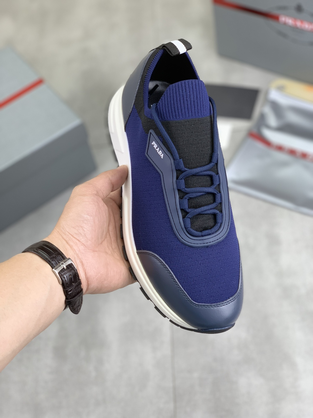 NO:271583,[Real Price] (PRADA) Men's shoes official website has been launched with 11 copies, Hong Kong counters are synchronized, and the show is on the same stage; all use cowhide dripping mesh imported breathable fabric with cowhide inner lining and rubber outsole original 1:1 non-slip and wear-resistant; comfortable footing, durable style, fine workmanship, simple and neat shoe last, showing the courage and toughness of men, 38-44 3 color selection, prada, prada, cowhide19860909【实价】（PRADA普拉达）男鞋官网最新款上市了11复制,香港专柜同步,走秀同台；全部采用牛皮滴胶网布进口透气面料配牛皮内里、橡胶大底原版1:1防滑耐磨；着脚舒适、款式耐看,做工精细,配以简洁利落的鞋楦,彰显男人的果敢和硬朗,码数38一44 3色选,,prada,prada,cowhide,Men's shoes