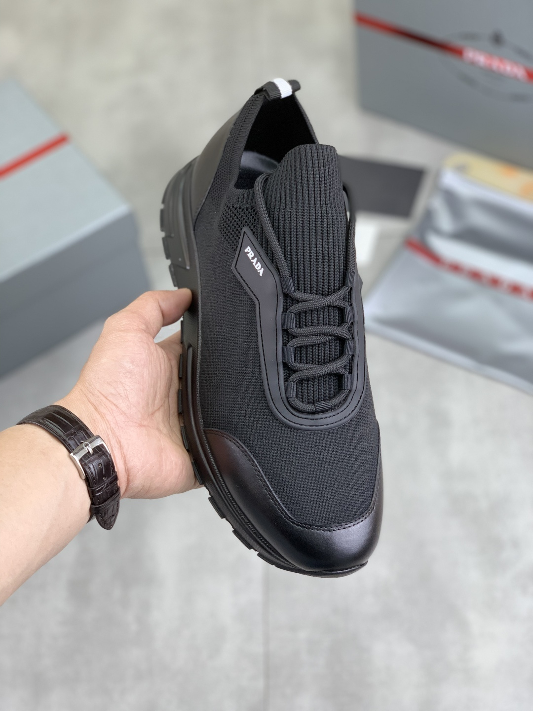 NO:271585,[Real Price] (PRADA) Men's shoes official website has been launched with 11 copies, Hong Kong counters are synchronized, and the show is on the same stage; all use cowhide dripping mesh imported breathable fabric with cowhide inner lining and rubber outsole original 1:1 non-slip and wear-resistant; comfortable footing, durable style, fine workmanship, simple and neat shoe last, showing the courage and toughness of men, 38-44 3 color selection, prada, prada, cowhide19860909【实价】（PRADA普拉达）男鞋官网最新款上市了11复制,香港专柜同步,走秀同台；全部采用牛皮滴胶网布进口透气面料配牛皮内里、橡胶大底原版1:1防滑耐磨；着脚舒适、款式耐看,做工精细,配以简洁利落的鞋楦,彰显男人的果敢和硬朗,码数38一44 3色选,,prada,prada,cowhide,Men's shoes