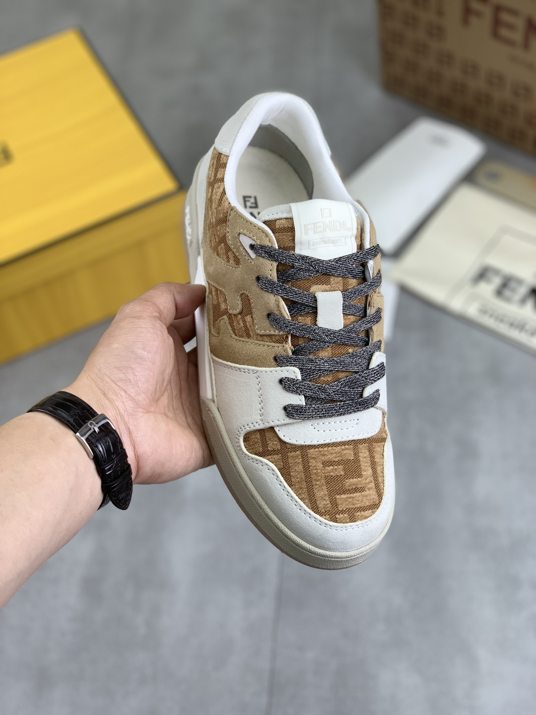 NO:271689,Real price Top quality Fendi Original 1:1 Top version——Fendi Original imported cowhide casual sports and casual shoes imported original interior, original imported wear-resistant cowhide sole; after countless adjustments, the original version has been adjusted to achieve such a perfect effect, and the matching is more personalized. Trendy men must have private numbers for men and women 35-46. 4 colors are available. Packaging full set of packaging aircraft boxes, fendi, cowhide19860909实价 顶级品质芬迪 原版 1:1顶级版本———芬迪 原板进口牛皮休闲运动休闲鞋进口原版内里,原版进口耐磨牛皮大底；经历无数次调整,才调整出原版一样如此完美的效果,搭配更显个性哦潮男必备私码数男女35-46 4款颜色可选 包装全套包装飞机盒,,fendi,cowhide,Men's shoes