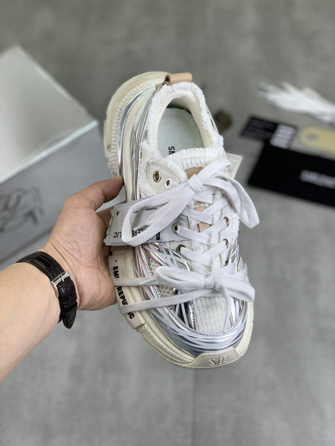 NO:271682,Real-price SMILEREPUBLIC Same Model Tan Jianci SR Galaxy 70s Thick Sole Smile Canvas Shoes Couple Style Casual Sports Shoes INCEPTION 70S LOWS.SP BLACK Stars are born from sitting fog and scattered in the universe. Immediately open the flowing shackles, allowing imagination to extend infinitely. The boundaries of time and space become blurred and subtle in the evolution of the meta-universe. It can take us back to the past, and it can also make us move forward bravely. Every step is like an adventure, and every time it is like creating. Let us travel through the time and space tunnel together and relive the classics of the times. The exquisite packaging of the delivery counter Fabric: original customized high-density canvas, the inner lining is imported from the first layer of cowhide, the sole is original open molded rubber material, the bottom thickness is 4.5CM  Size: Women's 35-40 / Men's 39-44, Sneakers, cowhide19860909实价SMILEREPUBLIC 檀健次同款 SR银河系70s 厚底 开口笑 帆布鞋 情侣款 休闲 运动鞋 INCEPTION 70S LOWS.SP BLACK 星星从坐雾中诞生,散落在宇宙之中 即刻开启流光枷锁,让想象无限延伸 时空的界限在元宇宙的演变中变得模糊而微妙 它可以带我们回到过去,也可以让我们勇往直前 每一步都像是在探险,每一次都像是在创造 让我们一起穿越时空隧道,重温时代经典 配送专柜精美包装 面料:原版定制高密度帆布 内里原版进口头层牛皮里 鞋底原版开模橡胶材质 底厚4.5CM Size:女款35-40 /男款39-44,,sneakers,cowhide,Men's shoes