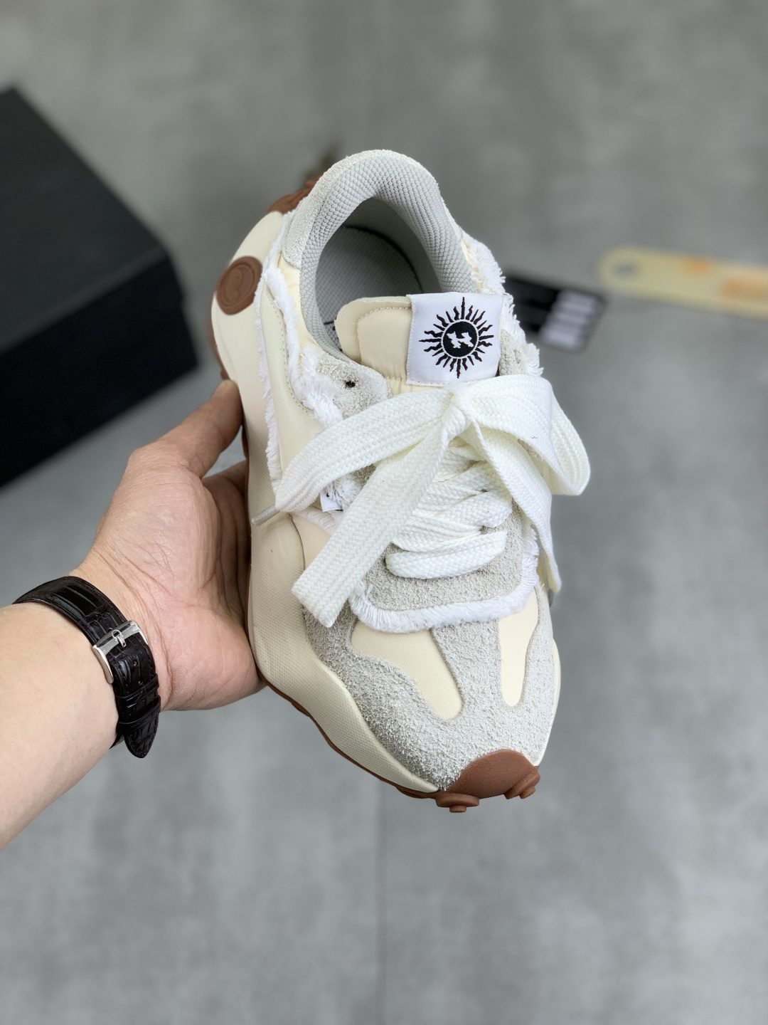 NO:271685,Real price Thick sole Open smile Canvas shoes Couple style Casual sports shoes INCEPTION 70S LOWS.SP BLACK Stars are born from sitting fog and scattered in the universe. Immediately open the flowing shackles, allowing imagination to extend infinitely. The boundaries of time and space become blurred and subtle in the evolution of the meta-universe. It can take us back to the past, and it can also make us move forward bravely. Every step is like an adventure, and every time it is like creating. Let us travel through the time tunnel and relive the classics of the times. The exquisite packaging of the delivery counter Fabric: original customized high-density canvas. The inner lining is imported from the cowhide. The sole is original molded rubber material. The bottom thickness is 4.5CM. Size: women's model 35-40 / men's model 39-44,,sneakers,cowhide19860909实价 厚底 开口笑 帆布鞋 情侣款 休闲 运动鞋 INCEPTION 70S LOWS.SP BLACK 星星从坐雾中诞生,散落在宇宙之中 即刻开启流光枷锁,让想象无限延伸 时空的界限在元宇宙的演变中变得模糊而微妙 它可以带我们回到过去,也可以让我们勇往直前 每一步都像是在探险,每一次都像是在创造 让我们一起穿越时空隧道,重温时代经典 配送专柜精美包装 面料:原版定制高密度帆布 内里原版进口头层牛皮里 鞋底原版开模橡胶材质 底厚4.5CM Size:女款35-40 /男款39-44,,sneakers,cowhide,Men's shoes