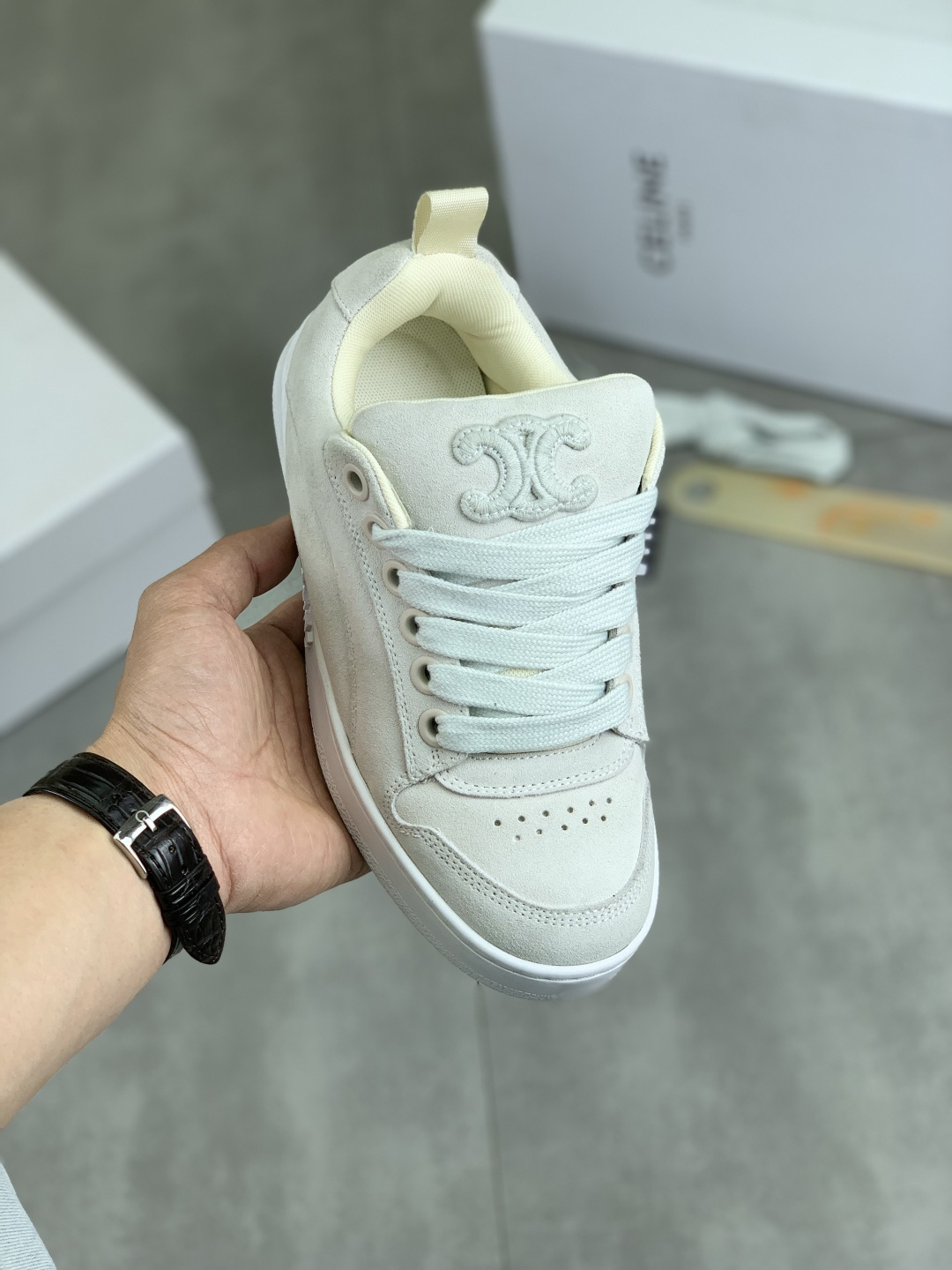 NO:271687,Real price Celine Celine latest JOGGER training shoes casual sports shoes white shoes original purchase and development Made of goods Celine Silin JOGGER casual shoes sports shoes board shoes, a pair of shoes full of street feel, the color-blocking design is very good This shoe has its own unique design, the leather upper is very easy to manage, unique The LOGO on the side and heel makes it simple and uneven, a perfect pair of white shoes exquisite packaging for delivery counter Fabric: Original custom imported cowhide material Inner: Original custom breathable net Outsole: Original open mold-proof rubber outsole Sole Thickness: 1CM Size: Women's 35-40 Men's 39-44 (female 34 women 40 Men's 38 Men's 45),,celine,celine,sneakers,cowhide19860909实价 Celine 赛琳 最新款 JOGGER德训鞋 休闲 运动鞋 小白鞋 原版购入开发 做货 Celine思琳JOGGER休闲鞋运动鞋 板鞋,充满街头感的一双鞋子,拼色设计非常赞 这款鞋有它自己独特的设计,皮革鞋面非常好打理,别具一格 侧面与后跟的LOGO让他简单又不失调性,完美的一双小白鞋 配送专柜精美包装 面料: 原版定制进口牛皮材质 内里: 原版定制透气网里 大底: 原版开模防滑橡胶大底 底厚: 1CM Size: 女款35-40 男款39-44（女34女40 男38男45）,,celine,celine,sneakers,cowhide,Men's shoes