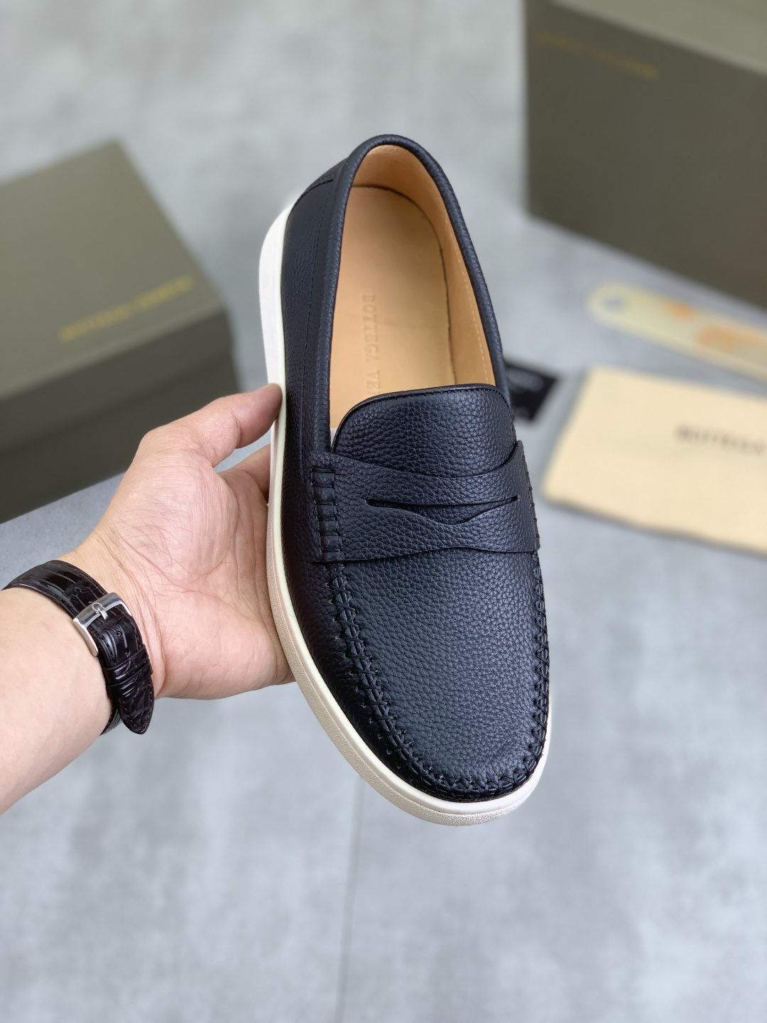 NO:271696,【Real price】 Water-dyeing beef, high-quality business and casual beans shoes, BOTTEGA VENETA official website synchronizes the latest top-level version of the market's BV, accepts material comparison, shoe shape comparison, craftsmanship comparison, practical and textured, versatile, suitable for any occasion, the more you look, the more flavorful it becomes. Pure hand-woven craftsmanship - upper material, Italian imported lychee pattern calfskin - inner high-quality water-dye cowhide - original private mold customized sole - Size38-44 (45 can be customized),, bottega veneta, bottega veneta, cowhide19860909【实价】 水染牛里 高品质商务休闲豆豆鞋 BOTTEGA VENETA官网同步最新款顶级版市场的BV, 接受材质对比 鞋型对比 工艺对比 实用又有质感·百搭适用任何场合、越看越有味道.纯手工编织工艺 -鞋面材质,意大利进口荔枝纹纹小牛皮 -内里优质水染牛皮 -原版私模定制大底 -Size38-44（45 可以定做）,,bottega veneta,bottega veneta,cowhide,Men's shoes