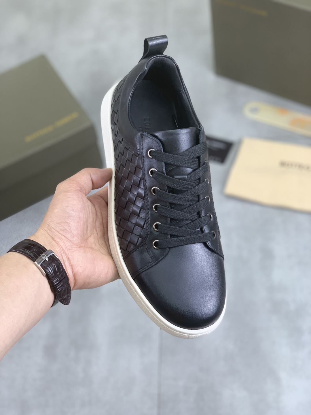 NO:271699,【Real price】 Water-dyeing beef high-quality business casual shoes BOTTEGA VENETA official website synchronizes the latest top-level version of the market's BV, accepts material comparison, shoe shape comparison, craftsmanship comparison, practical and textured, versatile and suitable for any occasion, the more you look, the more flavorful it becomes. Pure hand-woven craftsmanship - upper material, Italian imported lychee pattern calfskin - inner high-quality water-dye cowhide - original private mold customized sole - Size38-44 (45 can be customized),, bottega veneta, bottega veneta, cowhide19860909【实价】 水染牛里 高品质商务休闲鞋 BOTTEGA VENETA官网同步最新款顶级版市场的BV, 接受材质对比 鞋型对比 工艺对比 实用又有质感·百搭适用任何场合、越看越有味道.纯手工编织工艺 -鞋面材质,意大利进口荔枝纹纹小牛皮 -内里优质水染牛皮 -原版私模定制大底 -Size38-44（45 可以定做）,,bottega veneta,bottega veneta,cowhide,Men's shoes