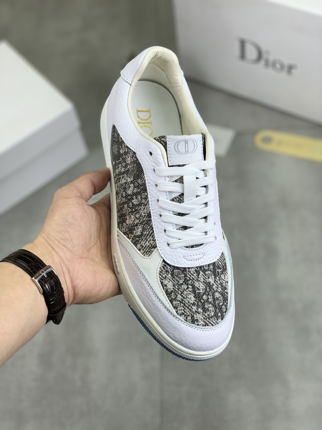 NO:272076,[Real Price] [Dior] 2025 Dior original lace-up low-top men's shoes. Classic casual shoes. This model is the official classic model, 1:1 quality, made by famous original masters. It uses high-quality cowhide with original materials, comfortable and breathable mesh cloth inner pig leather insole, perfect last, generous and fashionable design, attracting the pursuit of many consumers. It is suitable for drivers to drive. What you want is the best quality in the market, color 3 colors. Number of 38--44 (45 46 customized), dior, dior, cowhide19860909【实价】【Dior】2025迪奥原版系带低帮男鞋 经典款休闲鞋本款是官方主打经典款,1:1质量,原厂名师制作,采用优质牛皮配原版材料舒适透气网布內里猪皮鞋垫,完美楦型,大方时尚的设计,吸引了众多消费者的追捧,适合司机驾车行驶,要的就是市场最品质,颜色3色 码数38--44（45 46定做）,,dior,dior,cowhide,Men's shoes