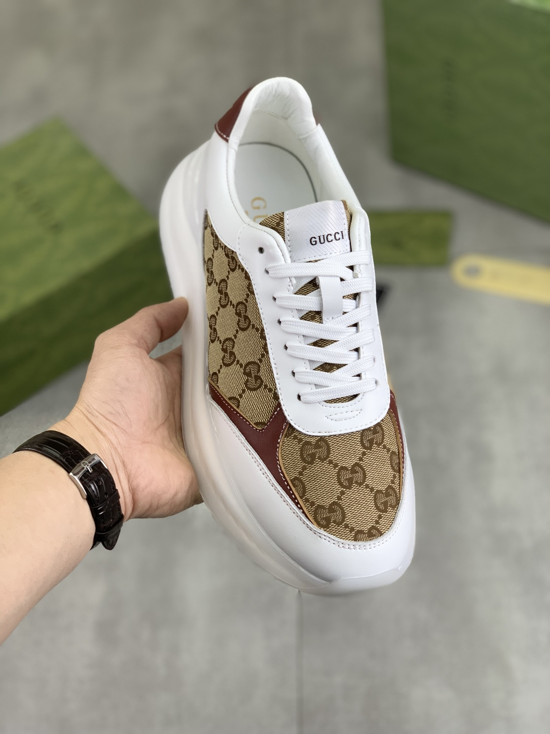 NO:272078,[Real Price] Gucci Gucci official website's latest classic casual and fashionable men's shoes, the style is simple and atmospheric, exclusive to trendy men. The latest official website's latest brand elements Gucci original decoration, fashionable and generous, original soft calfskin made of fabric, comfortable soft pigskin inner, official website designated wear-resistant rubber sole_full of elasticity, counter classic style real shot color 4 colors available for 38-44 (45 46 customized),,gucci,gucci,cowhide19860909【实价】 古驰 Gucci官网最新款经典休闲时尚男鞋爆款版型简洁大气,潮男专属.独有的官网最新品牌元素古奇原版装饰,时尚又大方,面料原版柔软小牛皮制作 舒适的柔软猪皮内里 官网指定耐磨橡胶大底_弹力十足,专柜经典款实物拍摄颜色4色可选码数38-44（45 46定做）,,gucci,gucci,cowhide,Men's shoes