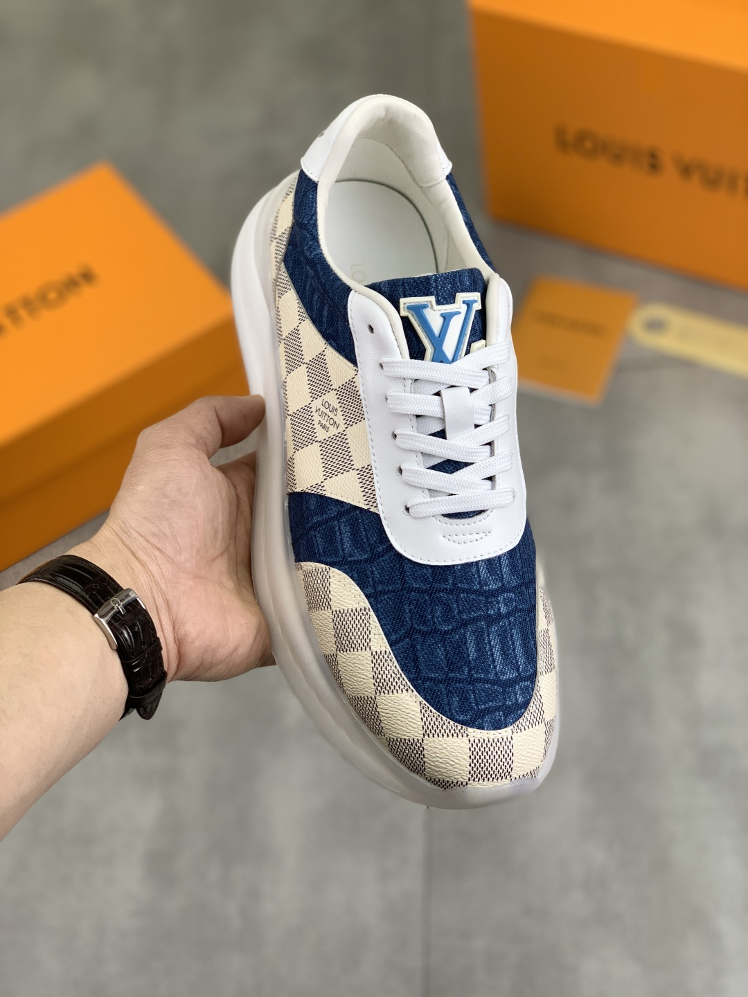 NO:272082,[Real price] [Louis Vuitton] LV official website counter latest casual and fashionable men's shoes. The style is simple and atmospheric, exclusive to trendy men. The unique official website latest brand elements original decoration, fashionable and generous, the fabric is made of original calfskin, comfortable and breathable mesh cloth inner lining pig skin inner lining official website designated wear-resistant casual sole, the counter classic style real photo shoot color 3 colors optional code number 38-44 (45 46 customized),, louis vuitton, louis vuitton, cowhide19860909【实价】【路易威登】LV 官网专柜最新款休闲时尚男鞋爆款版型简洁大气,潮男专属.独有的官网最新品牌元素原版装饰,时尚又大方,面料采用原版小牛皮 舒适透气网布内里猪皮内里 官网指定耐磨休闲大底,专柜经典款实物拍摄颜色3色可选码数38-44（45 46定制）,,louis vuitton,louis vuitton,cowhide,Men's shoes