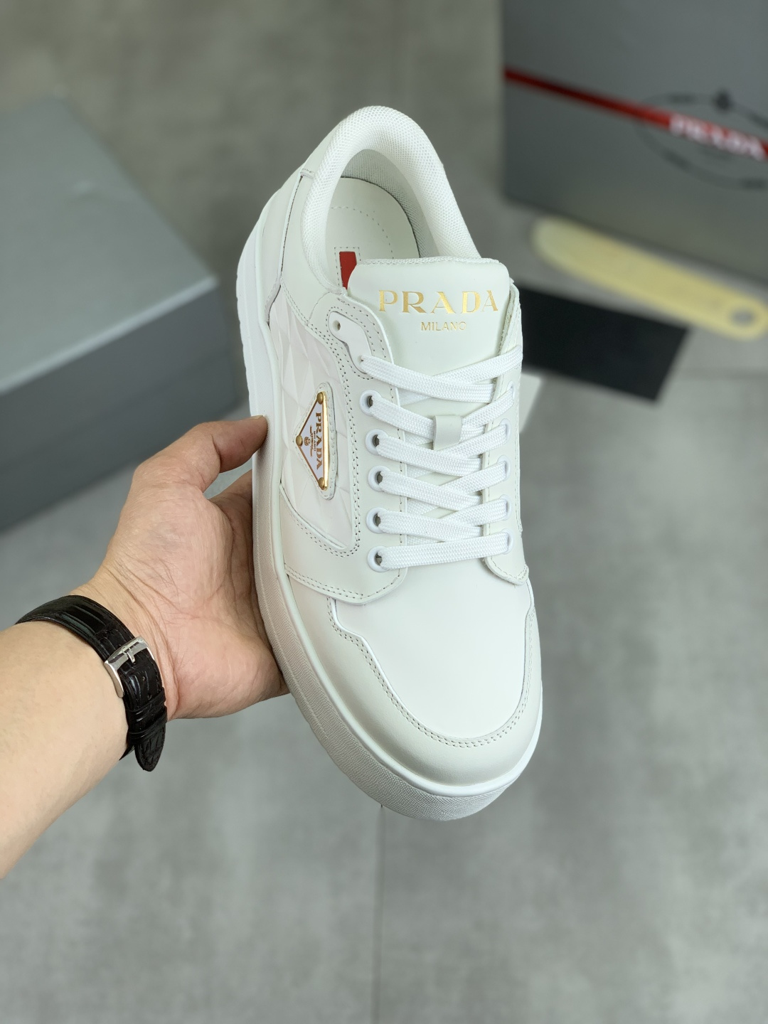 NO:272654,[Real Price] The official website hits the hottest model, the trendy brand (Prada Prada) is mainly promoted by popular models, avant-garde and versatile fashion men's shoes are open in private version, cowhide surface splicing 11 replicas... Fashionable and crisp, original imported cowhide inner cowhide footsteps; atmospheric personality is more trendy and eye-catching and pursue grades, it will subvert the old concept, and it must be a fashion trendy and fashionable trendy with you! Must keep it yourself! High-end comfortable, large and low, high-end quality workmanship. Number of 38-45 Black and white optional.,,prada,prada,cowhide19860909【实价】官网爆款上市, 潮牌（普拉达Prada）主推爆款,前卫百搭时尚男鞋私版开模,牛皮面拼接11复刻..时尚干脆、原版进口牛皮内里牛皮垫脚；大气个性更潮更抢眼更追求档次,它将颠覆旧念,与您共度时尚潮人必备! 必自留 ! 高大上的舒适大低,高端品质做工.码数38-45 黑色 白色可选.,,prada,prada,cowhide,Men's shoes