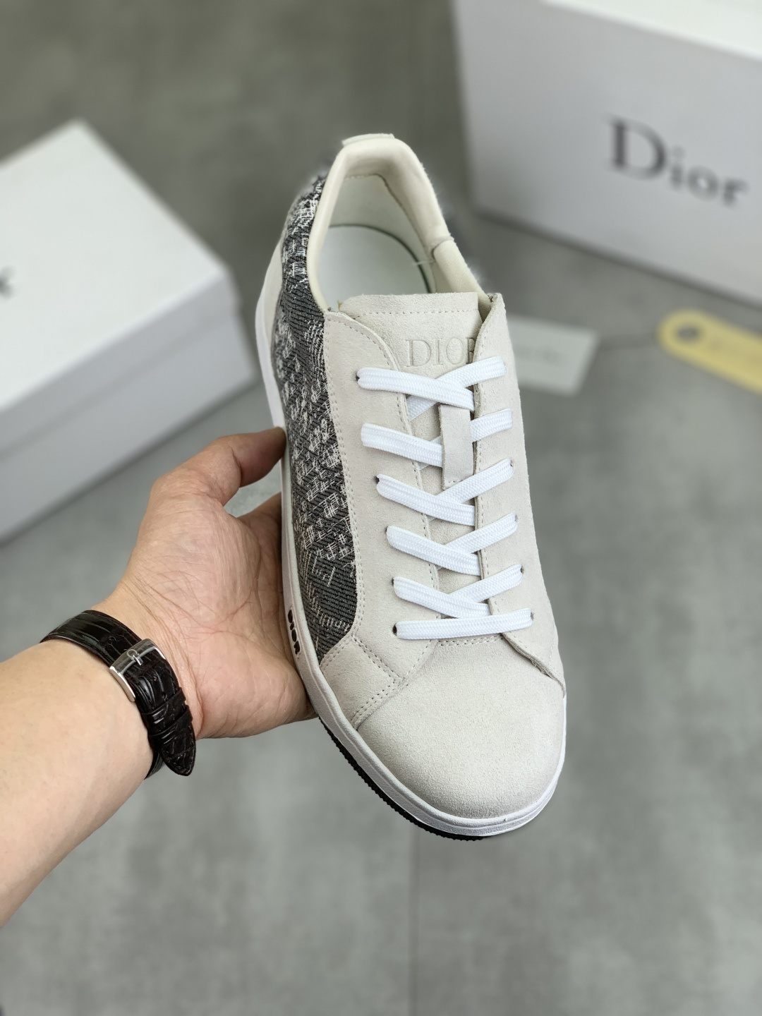 NO:272639,【Real Price】【Dior】Dior original lace-up low-top men's shoes. Classic casual shoes. This model is the official classic model, 1:1 quality, made by famous original masters. It uses high-quality cowhide with original materials, comfortable and breathable mesh inner pig leather insole, perfect last, generous and fashionable design, attracting the pursuit of many consumers. It is suitable for drivers to drive. What you want is the best quality in the market, color 3 colors. Number of 38--44 (45 46 customized), dior, dior, cowhide19860909【实价】【Dior】迪奥原版系带低帮男鞋 经典款休闲鞋本款是官方主打经典款,1:1质量,原厂名师制作,采用优质牛皮配原版材料舒适透气网布內里猪皮鞋垫,完美楦型,大方时尚的设计,吸引了众多消费者的追捧,适合司机驾车行驶,要的就是市场最品质,颜色3色 码数38--44（45 46定做）,,dior,dior,cowhide,Men's shoes