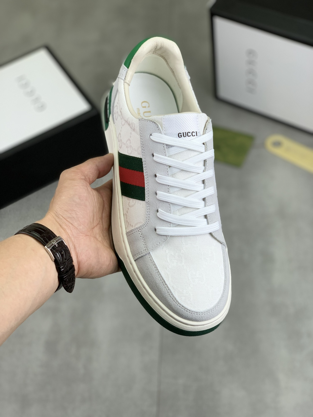 NO:272641,[Real price] Gucci official website's latest classic casual and fashionable men's shoes, the style is simple and atmospheric, exclusive to trendy men. The latest official website's latest brand elements Gucci original decoration, fashionable and generous, original soft calfskin made of fabric, comfortable soft pigskin inner, official website designated wear-resistant rubber sole_full of elasticity, counter classic style real shot color 3 colors available for 38-44 (45 46 customized),,gucci,gucci,cowhide19860909【实价】 古驰 Gucci官网最新款经典休闲时尚男鞋爆款版型简洁大气,潮男专属.独有的官网最新品牌元素古奇原版装饰,时尚又大方,面料原版柔软小牛皮制作 舒适的柔软猪皮内里 官网指定耐磨橡胶大底_弹力十足,专柜经典款实物拍摄颜色3色可选码数38-44（45 46定做）,,gucci,gucci,cowhide,Men's shoes