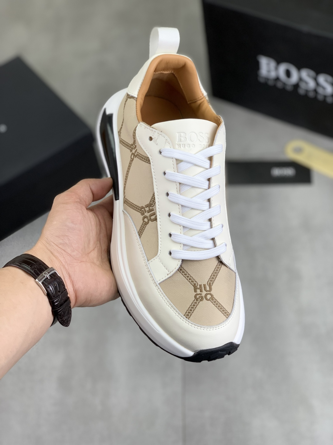 NO:272643,[Real Price] [BOSS] Original Lace-up Men's Shoes Classic High-top Casual Shoes This model is the official classic model, 1:1 quality, made by famous original masters, using imported flying woven breathable fabric, comfortable breathable mesh fabric inner sheepskin insole, perfect last, generous and fashionable design, attracting the pursuit of many consumers, suitable for drivers to drive, what they want is the best quality in the market, 4 colors available, Size 38--44,, sheepskin19860909【实价】【BOSS】原版系带男鞋 经典高帮款休闲鞋本款是官方主打经典款,1:1质量,原厂名师制作,采用进口飞织透气面料舒适透气网布內里羊皮鞋垫,完美楦型,大方时尚的设计,吸引了众多消费者的追捧,适合司机驾车行驶,要的就是市场最品质,颜色4色可选 码数38--44,,sheepskin,Men's shoes