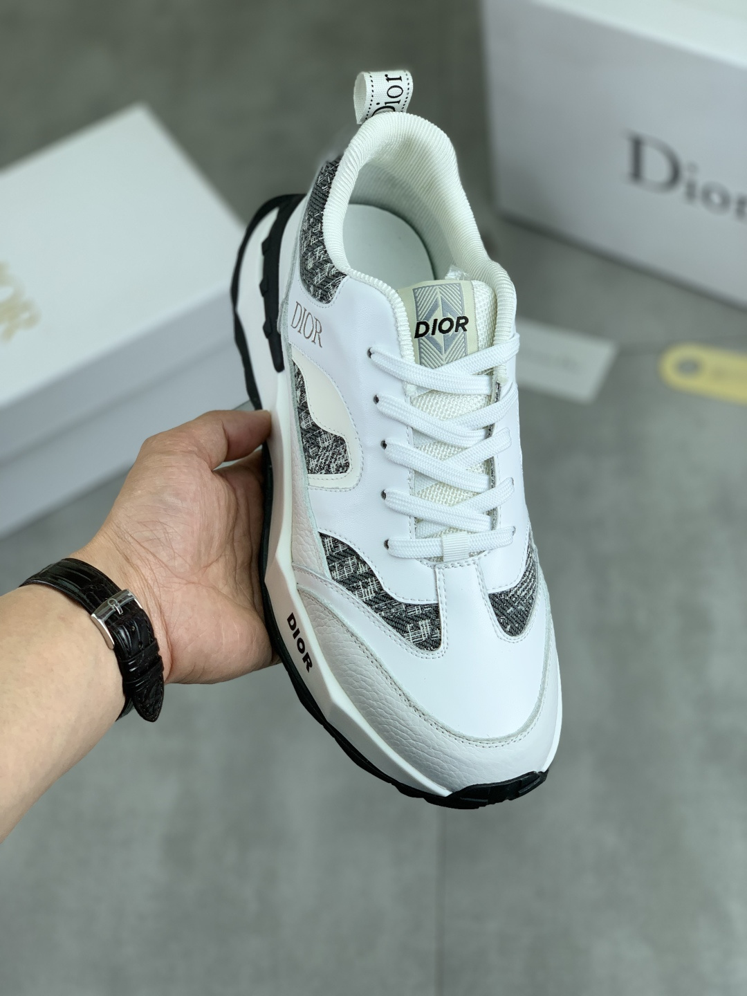 NO:272645,【Real Price】【Dior】Dior original lace-up low-top men's shoes. Classic casual shoes. This model is the official classic model, 1:1 quality, made by famous original masters. It uses high-quality cowhide with original materials, comfortable and breathable mesh inner pig leather insole, perfect last, generous and fashionable design, attracting the pursuit of many consumers. It is suitable for drivers to drive. What you want is the best quality in the market, color 3 colors. Number of 38--44 (45 46 customized), dior, dior, cowhide19860909【实价】【Dior】迪奥原版系带低帮男鞋 经典款休闲鞋本款是官方主打经典款,1:1质量,原厂名师制作,采用优质牛皮配原版材料舒适透气网布內里猪皮鞋垫,完美楦型,大方时尚的设计,吸引了众多消费者的追捧,适合司机驾车行驶,要的就是市场最品质,颜色3色 码数38--44（45 46定做）,,dior,dior,cowhide,Men's shoes