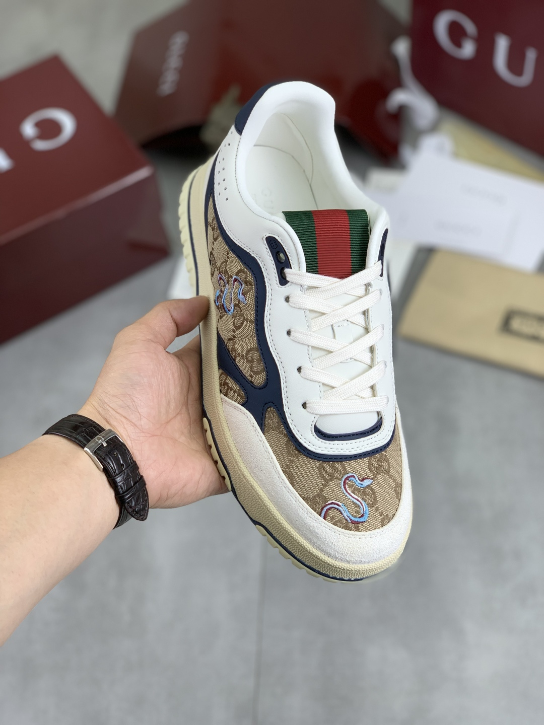 NO:272799,Real-price Gucci couples' autumn and winter low-border catwalk casual sneakers, top version!  The oil-edged craftsmanship is replicated one by one. The new model in the early spring creates a perfect style, cool and cool C-position fashionable outfit, classic shoe style with retro and futuristic feel, presenting a delicate texture!  Custom high-density bottom with open mold. Full set of packaging and equipment. Number of sizes: women 35-40 men 39-45 imported calfskin punching inner lining imported original sheepskin inner lining, gucci, gucci, sneakers, cowhide, sheepskin19860909实价 Gucci 古驰情侣款秋冬低邦走秀款休闲运动鞋,顶级版本！油边工艺一比一复刻.早春新款,打造属于完美的风格,又酷又飒 c位时髦穿搭 带复古加未来感经典鞋型,呈现出精致质感！开模定制高密大底.全套包装配备. 码数:女35-40 男39-45 面料进口小牛皮冲孔 内里进口原版羊皮内里,,gucci,gucci,sneakers,cowhide,sheepskin,Men's shoes