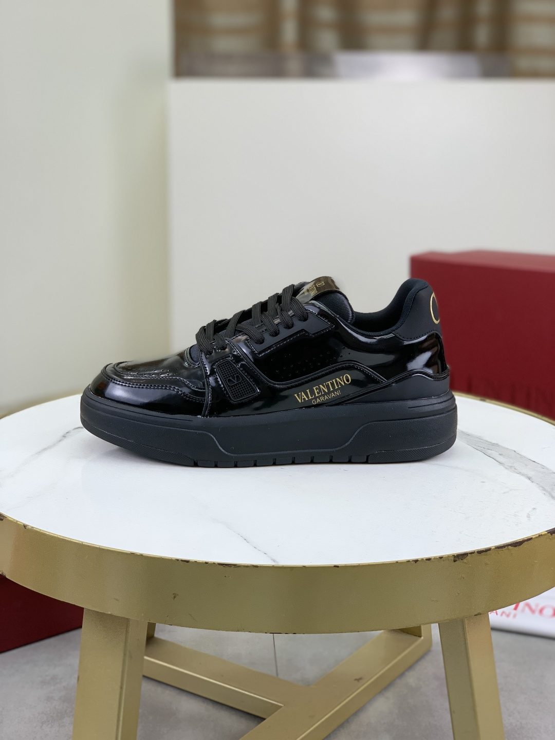 NO:273027,Real price VLNT Valentino couple sneakers series 2025 latest couple sneakers, same style as celebrities, is on sale. The original ZP is purchased and disassembled. Repeated version adjustments and modifications. The strength is to restore the original version 1:1!  Top luxury masterpieces, soft and comfortable, fashion and leisure, bringing excellent elegant texture and excellent comfort on the feet. Top purchasing version upper imported calfskin surface/original oil edge craftsmanship, inner lining, water dye cowhide, original sole development, two-color combination, packaging, original configuration, full packaging, number of 35-45,,valentino,sneakers,cowhide19860909实价 VLNT华伦天奴  情侣款运动鞋系列 2025最新款情侣运动鞋 明星同款 火爆发售. 原版ZP入购拆解. 反复打版调改. 力要1:1原版还原！顶级奢华力作 柔软舒适 时尚休闲结合一体 带来卓越优雅的质感 与极佳的上脚舒适感 顶级代购版本鞋面进口小牛皮面/原版油边工艺 内里水染牛皮内里 大底原版开发双色组合大底 包装原版配置全套包装 码数35-45,,valentino,sneakers,cowhide,Men's shoes