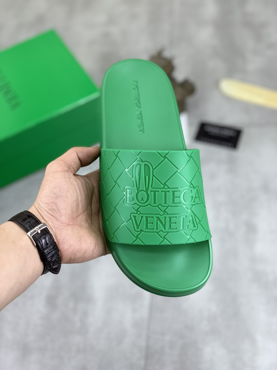 NO:273230,【Real Price】Original quality BOTTEGA VENETA's official website hit Louis Vuitton BV men's slippers are available simultaneously on the counter!  Original fabric imported from Italy Original factory special original base Number 38-45 A wide variety of colors available, bottega veneta, louis vuitton, bottega veneta,slippers19860909【实价】 原单品质 BOTTEGA VENETA官网爆款路易威登 BV男士拖鞋 专柜同步发售 ！意大利进口原版面料 原厂特供原版底 码数38-45 超多款颜色可选,,bottega veneta,louis vuitton,bottega veneta,slippers,Men's shoes