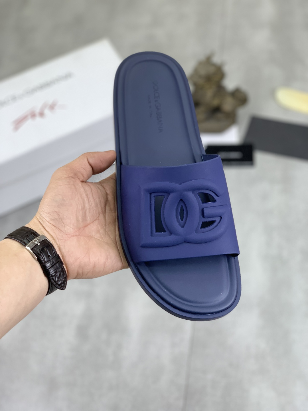 NO:273232,【Real price】 High-quality slippers DG official website synchronizes the latest slippers The highest version of the market, accepts material comparison, shoe shape comparison, craftsmanship comparison, practical and textured, versatile for any occasion, the more you look, the more flavorful it becomes. Pure handcraft - upper material, Italian imported calfskin - inner high-quality water-dyeed sheepskin - original high-quality private mold customized combination sole (super comfortable) - Size38-45 Color 5 colors available,, slippers, cowhide, sheepskin19860909【实价】 高品质拖鞋 DG官网同步最新款拖鞋 市场最高版本的,接受材质对比 鞋型对比 工艺对比 实用又有质感·百搭适用任何场合、越看越有味道.纯手工工艺 -鞋面材质,意大利进口小牛皮 -内里优质水染羊皮 -原版高品质私模定制组合大底（超舒适） -Size38-45 颜色5色颜色可选,,slippers,cowhide,sheepskin,Men's shoes