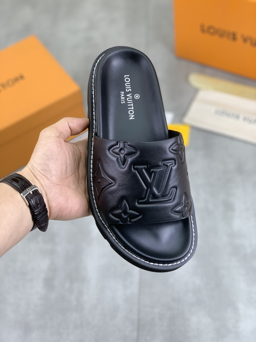 NO:273227,[Real Price] Original quality [LOUIS VUITTON] The official website hit Louis Vuitton LV men's slippers are available simultaneously on the counter!  Original fabric imported from Italy Original factory special original base Number of 38-45 A wide variety of colors available, louis vuitton,louis vuitton,louis vuitton,louis vuitton,slippers19860909【实价】 原单品质【LOUIS VUITTON】官网爆款路易威登 LV男士拖鞋 专柜同步发售 ！意大利进口原版面料 原厂特供原版底 码数38-45 超多款颜色可选,,louis vuitton,louis vuitton,louis vuitton,slippers,Men's shoes