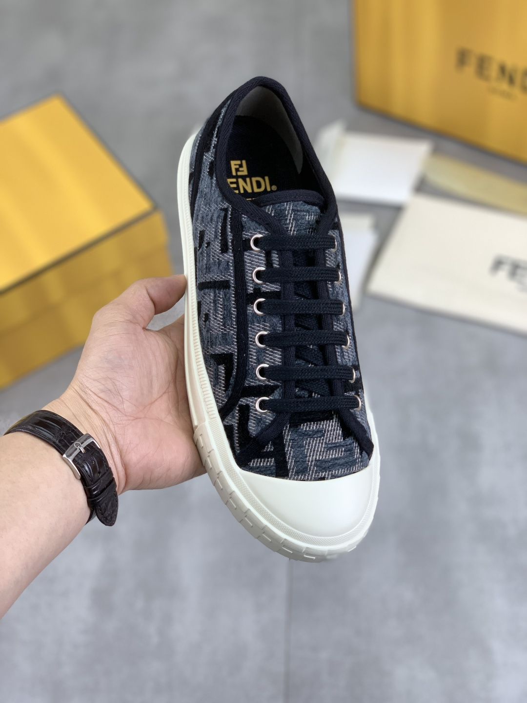 NO:273207,Real price Top quality Fendi Original 1:1 Top version——Fendi Original imported cowhide casual sports casual shoes imported original towels developed in season, original imported wear-resistant cowhide sole; after countless adjustments, the original version has been adjusted to achieve such a perfect effect, and the matching is more personalized. Trendy men must have private numbers. Men 39-45. 3 colors are available, fendi, cowhide19860909实价 顶级品质芬迪 原版 1:1顶级版本———芬迪 原板进口牛皮休闲运动休闲鞋进口原版毛巾里季开发,原版进口耐磨牛皮大底；经历无数次调整,才调整出原版一样如此完美的效果,搭配更显个性哦潮男必备私码数 男39-45 3款颜色可选,,fendi,cowhide,Men's shoes