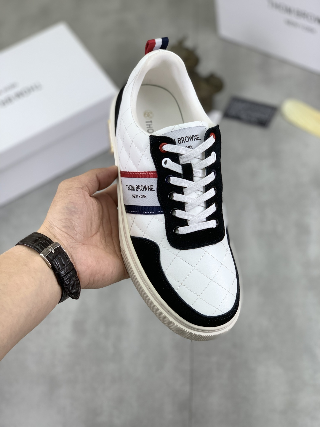 NO:273324,Real price [THOM BROWNE (Tom Brown)] TB official website same model [Deei] original single popular sneakers, top layer cowhide plus breathable fabric 11 original board, sheepskin inner shoe body accessories one to one open mold, counter quality, you are still worried about wearing shoes, then you are your best choice!  38-44, both sports and leisure!  5 colors available, thom browne, sneakers, cowhide, sheepskin19860909实价【THOM BROWNE（汤姆.布朗）】TB官网同款[得意]原单爆款运动鞋 头层牛皮加透气布料11原板 羊皮内里鞋身配件一比一开模 专柜品质 亲们你还为穿着搭配鞋发愁那这款鞋你就是你不二的选择！38-44,运动休闲两不误哦！5色可选,,thom browne,sneakers,cowhide,sheepskin,Men's shoes