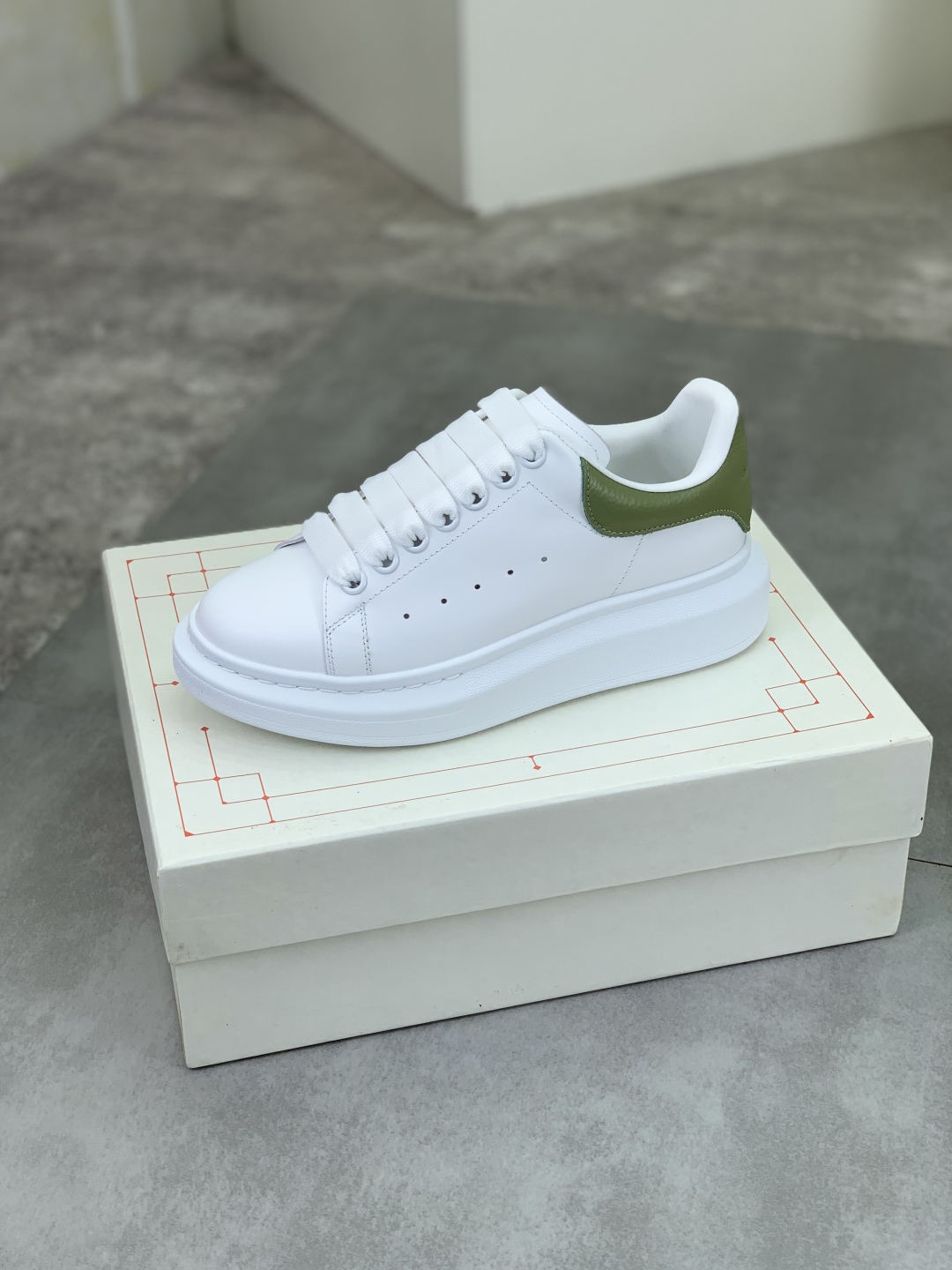 Alexander McQueen White Leather Sneakers for Couple - New 2025 Design 5 cmp i1741630957057 7551 0 3