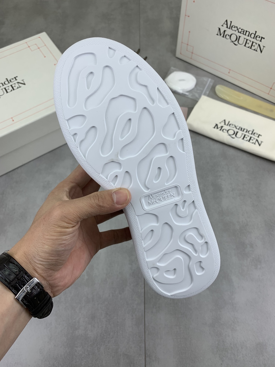 Alexander McQueen White Leather Oversized Sneakers Classic Design Unisex 10 cmp i1741630994749 9960 0 8