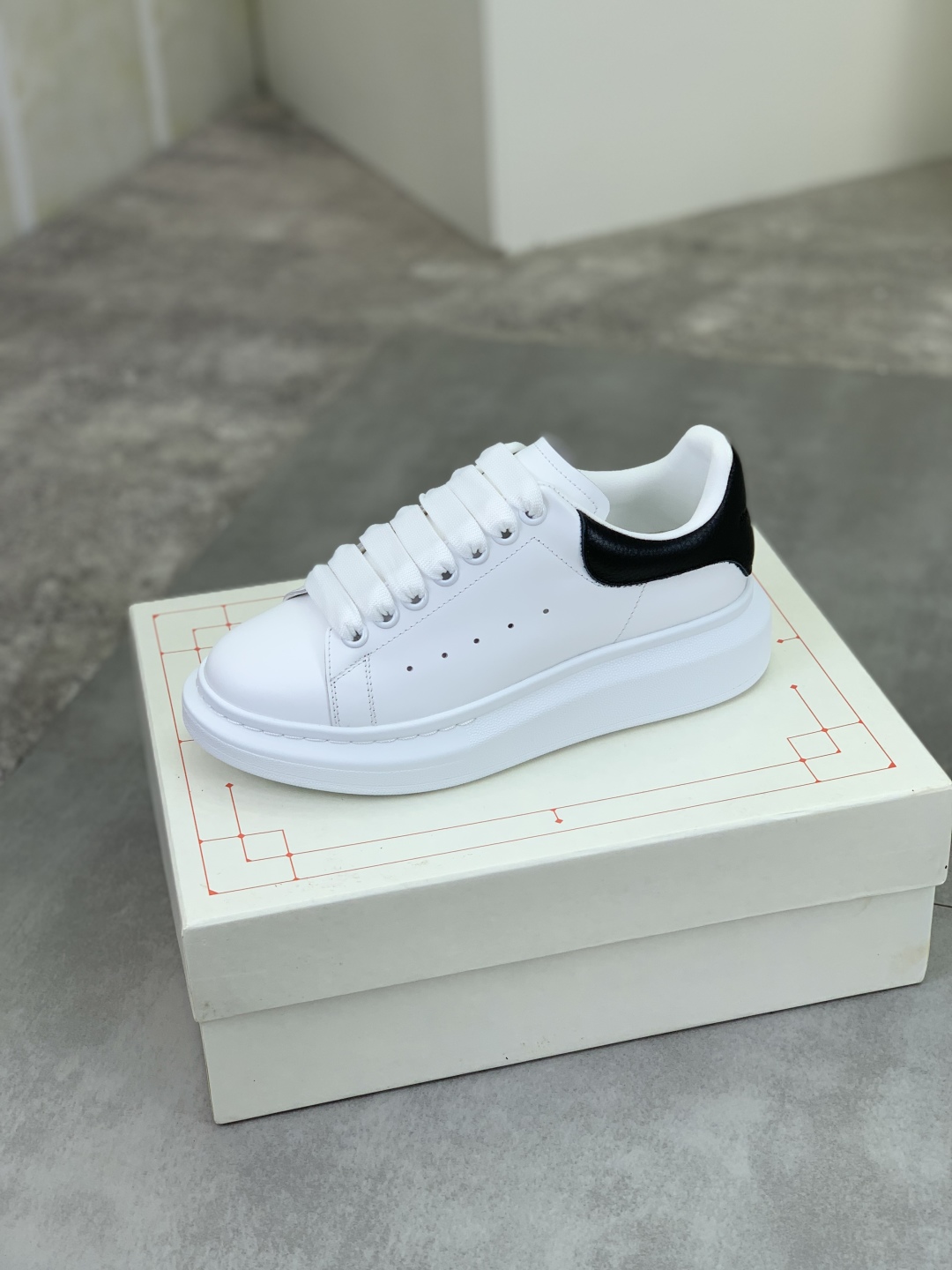 Alexander McQueen White Leather Oversized Sneakers Classic Design Unisex 5 cmp i1741630996304 2620 0 3