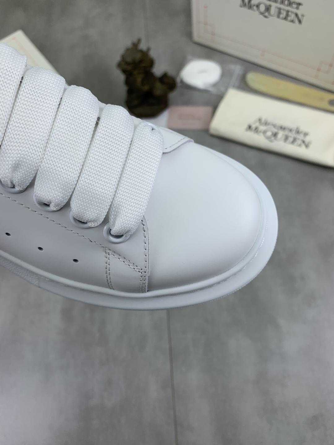 Alexander McQueen White Leather Oversized Sneakers Classic Design Unisex 6 cmp i1741630997408 8094 0 4