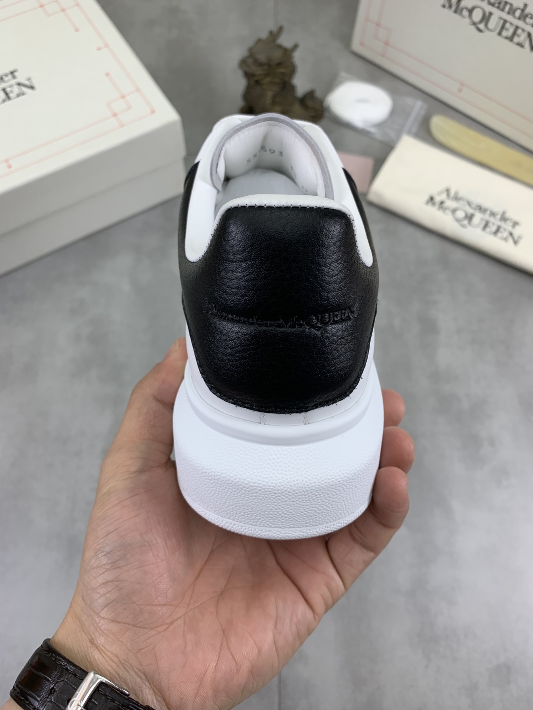Alexander McQueen White Leather Oversized Sneakers Classic Design Unisex 9 cmp i1741630997422 6979 0 7