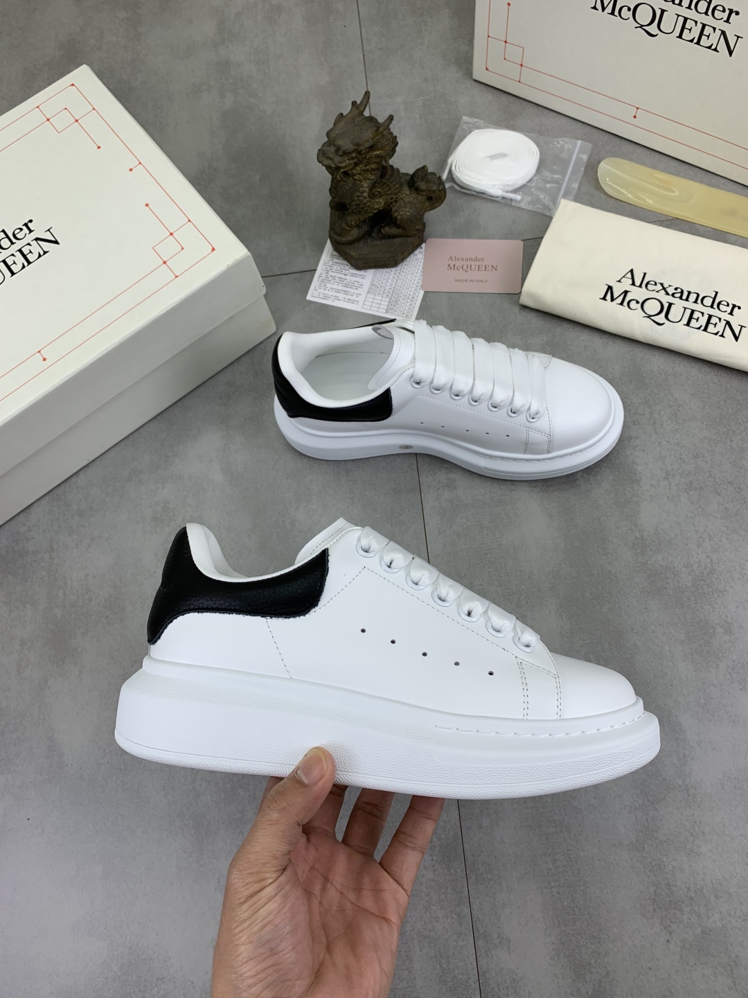 Alexander McQueen White Leather Oversized Sneakers Classic Design Unisex 7 cmp i1741630997445 3967 0 5