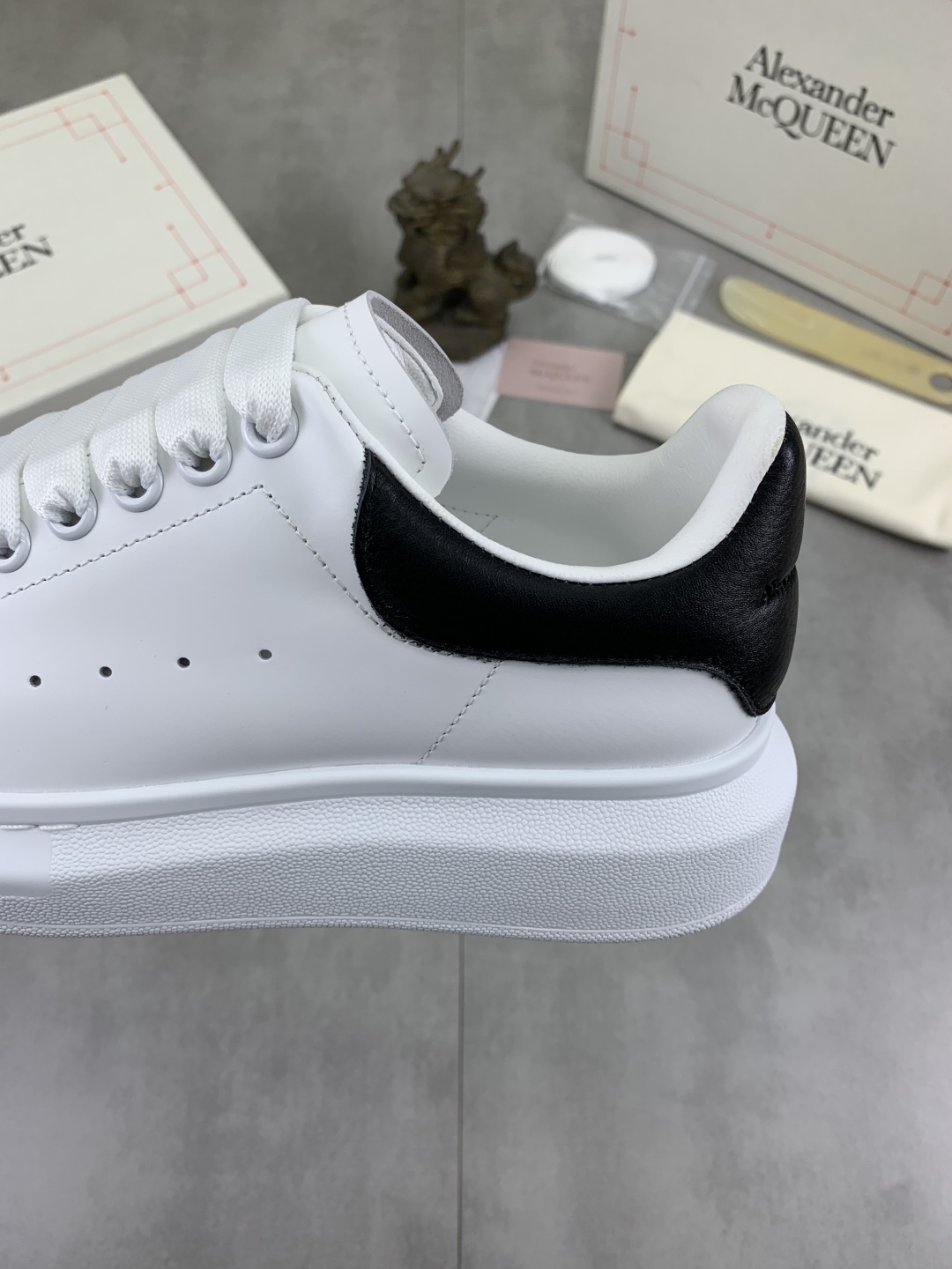 Alexander McQueen White Leather Oversized Sneakers Classic Design Unisex 8 cmp i1741631001645 5970 0 6