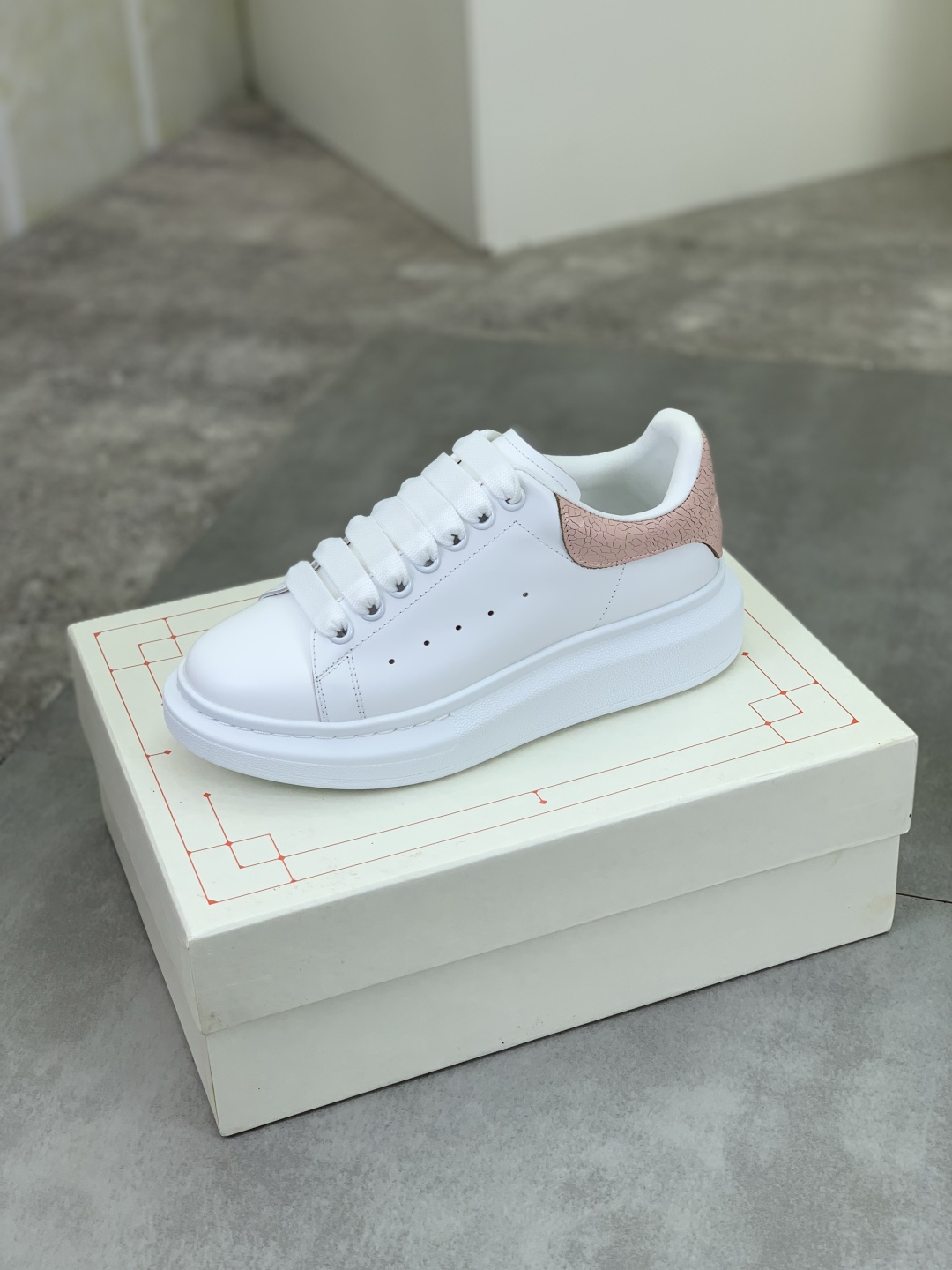 Alexander McQueen Oversized White Leather Sneakers with Pink Heel Detail 5 cmp i1741631041374 2661 0 3