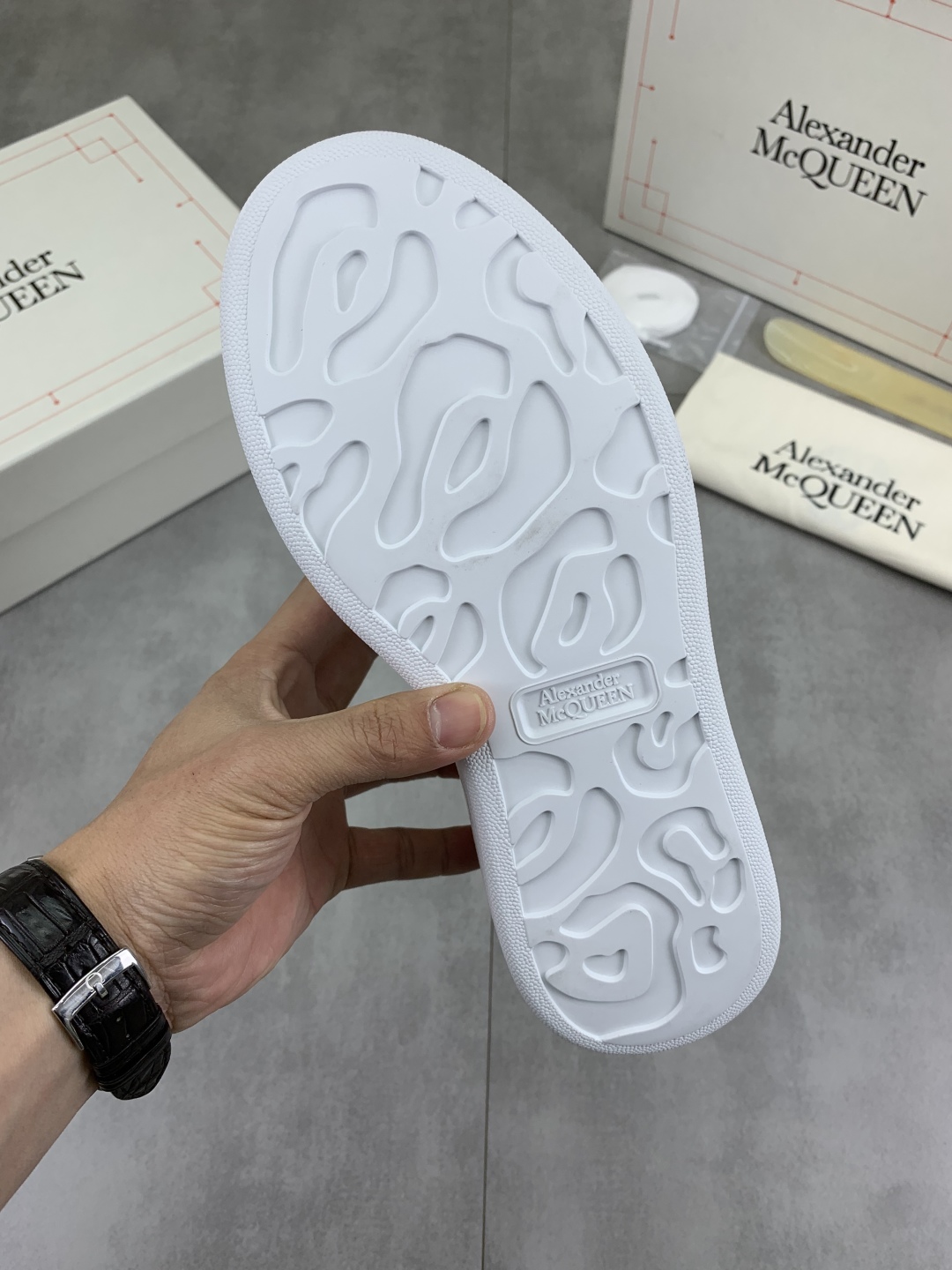 Alexander McQueen Oversized White Leather Sneakers with Pink Heel Detail 10 cmp i1741631044428 649 0 8