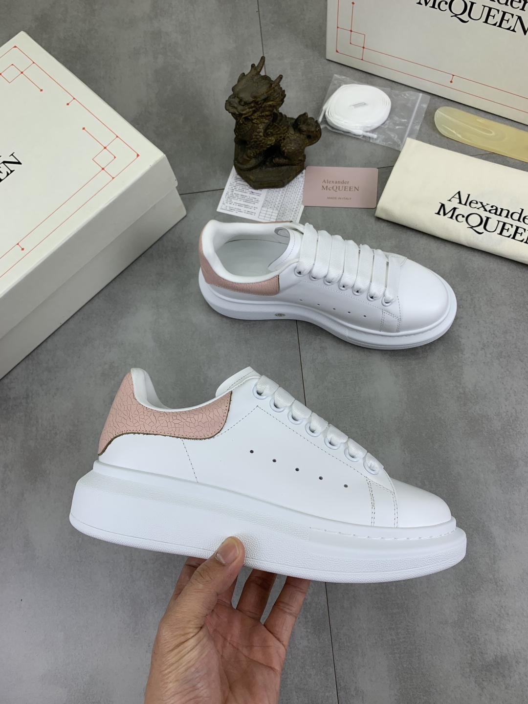 Alexander McQueen Oversized White Leather Sneakers with Pink Heel Detail 7 cmp i1741631044593 1687 0 5