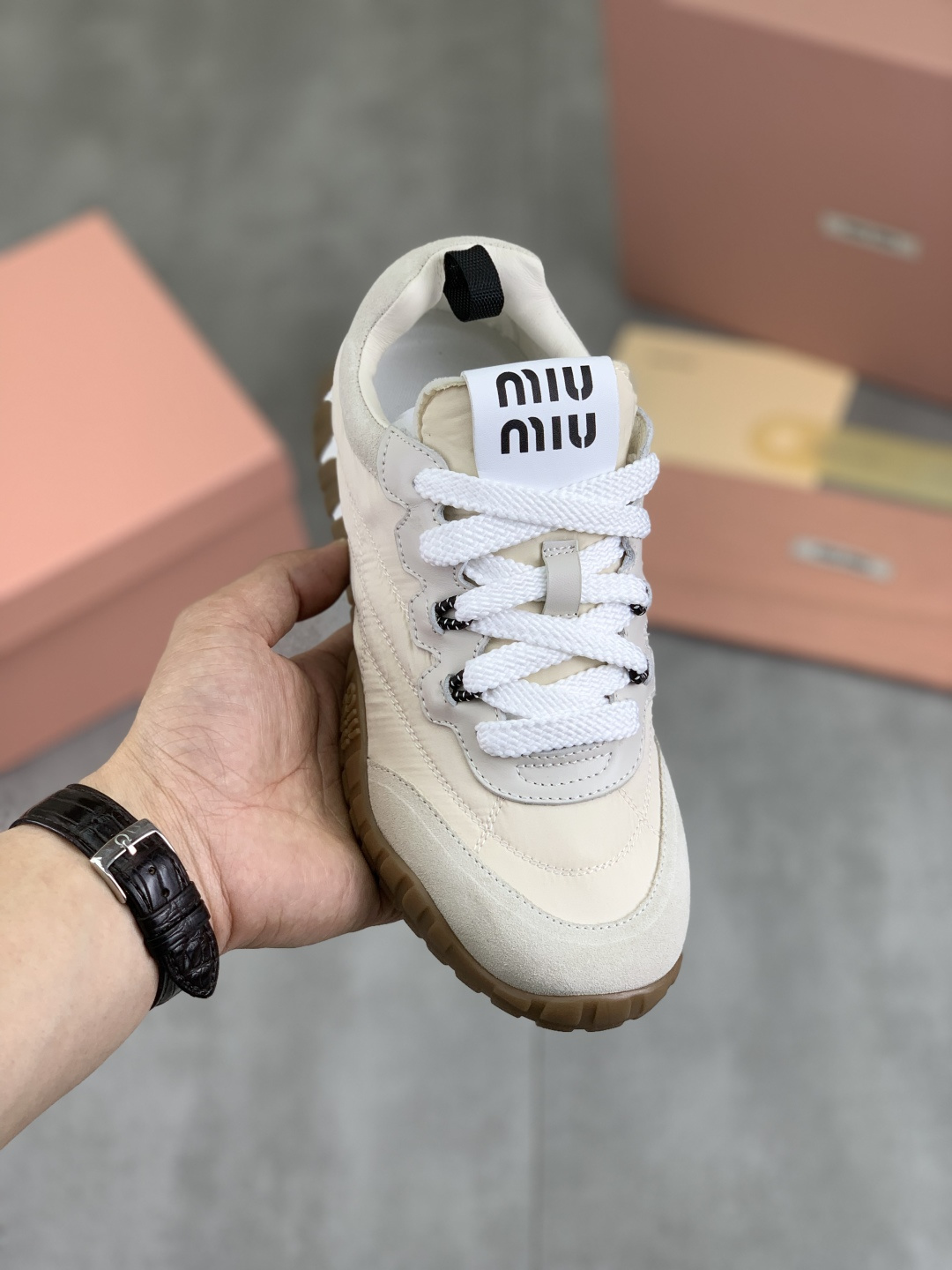 NO:273736,Real price, new spring and summer styles, biscuit shoes, Forrest Gump shoes, casual sneakers, miumiu latest hits, avant-garde and bold design, the Miu Miu style is integrated into the simple lines of this thick-soled canvas sneaker, the chic logo is decorated on the tongue and back of the shoe, embellished with retro design, adding iconic elements!  Thick sole design defines avant-garde modern style. Original custom fabric/beef velvet. The inner lining is imported soft sheepskin, the sole is original molded TPU outsole. The bottom thickness is about 4.5cm. Size35-40 (40 customization is not returned or exchanged) The men's model will be released later. Miumiu, sneakers, sheepskin19860909实价  缪缪春夏新款 饼干鞋 阿甘鞋休闲运动鞋 miumiu最新爆款 前卫大胆的设计,Miu Miu风格融于此款厚底帆布运动鞋的简约线条, 别致徽标饰于鞋舌与背面,点缀复古设计,平添标志性元素！厚底设计定义前卫的现代风格 面料原版定制布料/牛反绒 内里原版进口柔软羊皮里,鞋底原版开模TPU大底 底厚约4.5cm Size35-40（40定制不退换） 后期出男款,,miumiu,sneakers,sheepskin,Men's shoes