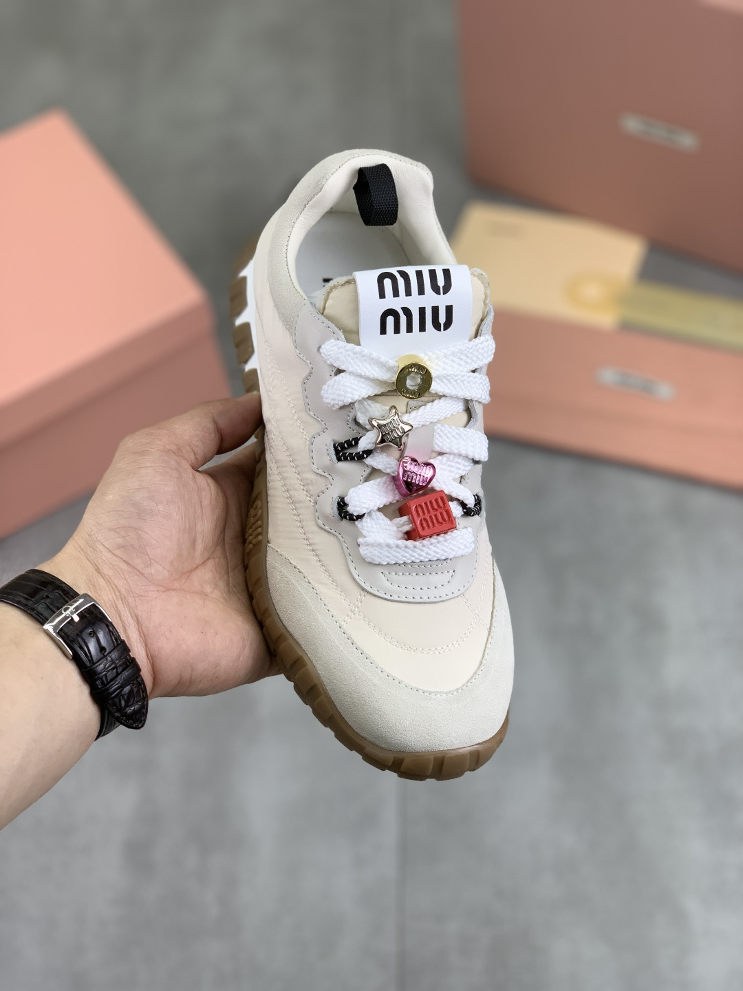 NO:273739,(Add to deduct) Real price Miu Miu's new spring and summer style biscuit shoes Forrest Gump shoes casual sneakers Miumiu's latest hit design. The Miu Miu style is integrated with the simple lines of this thick-soled canvas sneaker. The chic logo is decorated on the tongue and back of the shoe, embellished with retro design, adding iconic elements!  Thick sole design defines avant-garde modern style. Original custom fabric/beef velvet. The inner lining is imported soft sheepskin, the sole is original molded TPU outsole. The bottom thickness is about 4.5cm. Size35-40 (40 customization is not returned or exchanged) The men's model will be released later. Miumiu, sneakers, sheepskin19860909（加扣款） 实价  缪缪春夏新款 饼干鞋 阿甘鞋休闲运动鞋 miumiu最新爆款 前卫大胆的设计,Miu Miu风格融于此款厚底帆布运动鞋的简约线条, 别致徽标饰于鞋舌与背面,点缀复古设计,平添标志性元素！厚底设计定义前卫的现代风格 面料原版定制布料/牛反绒 内里原版进口柔软羊皮里,鞋底原版开模TPU大底 底厚约4.5cm Size35-40（40定制不退换） 后期出男款,,miumiu,sneakers,sheepskin,Men's shoes